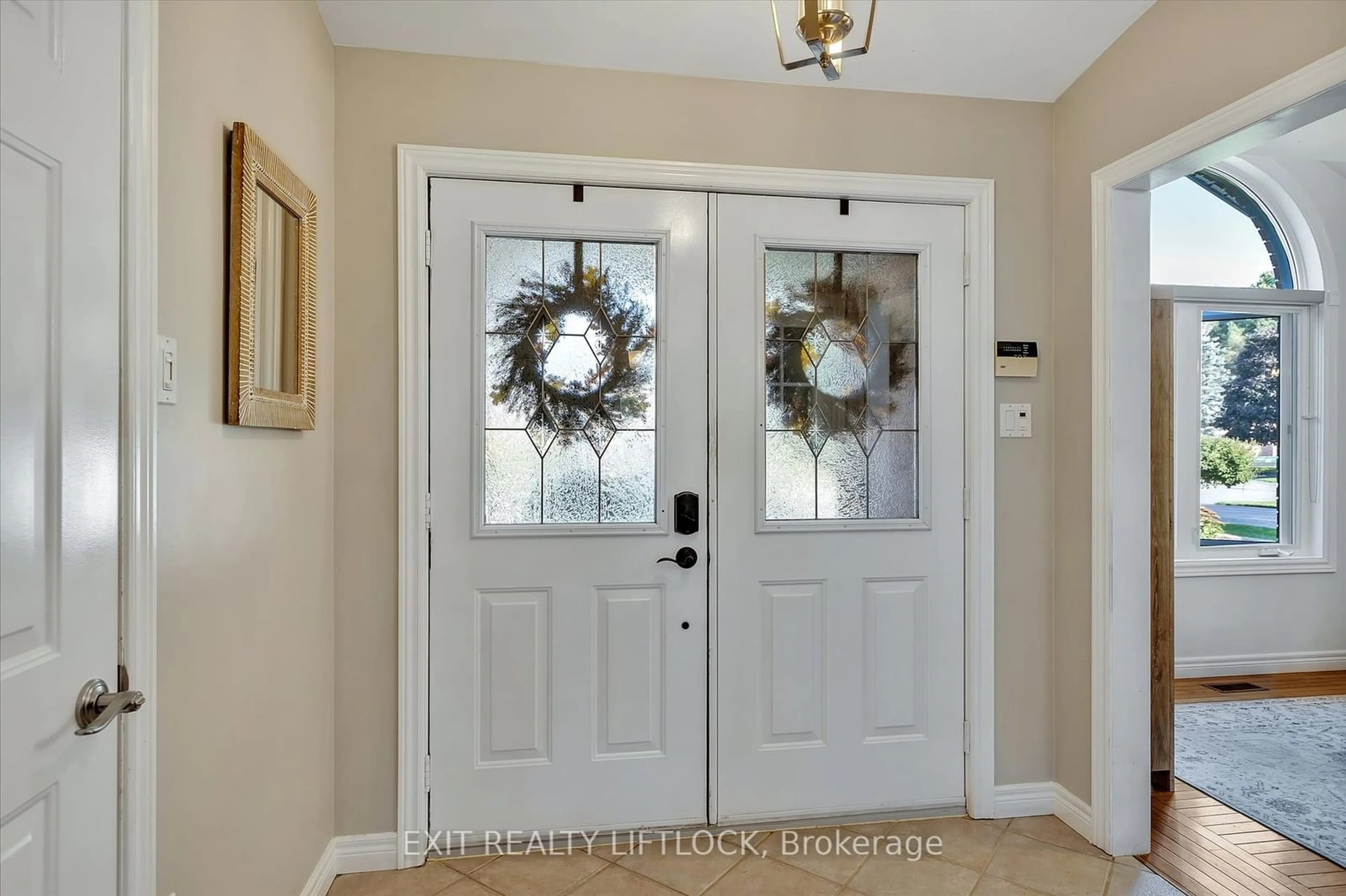 Indoor entryway for 7 Hillview Dr, Kawartha Lakes Ontario K0M 1A0