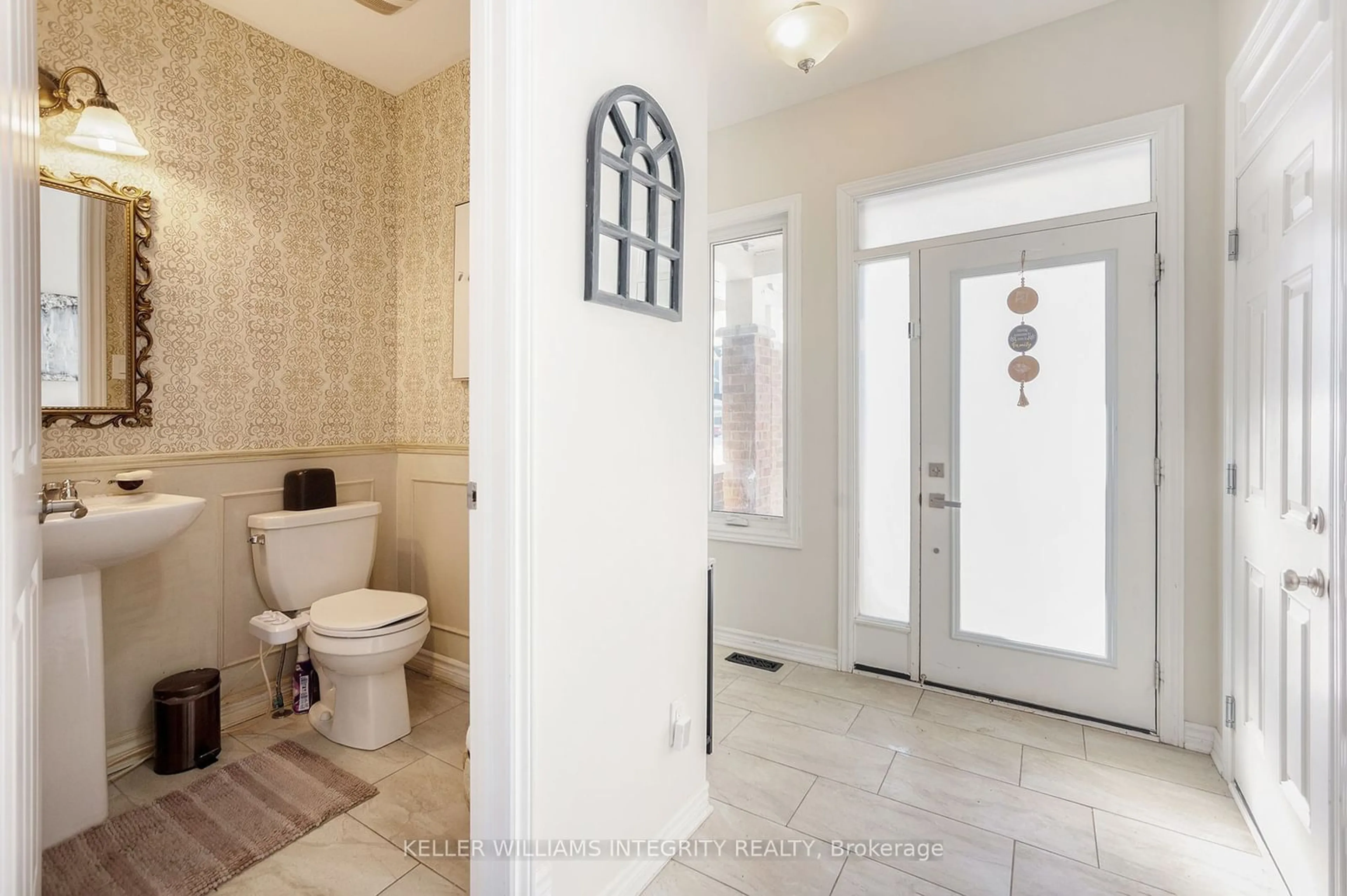 Indoor entryway for 333 Aphelion Cres, Barrhaven Ontario K2J 6N4