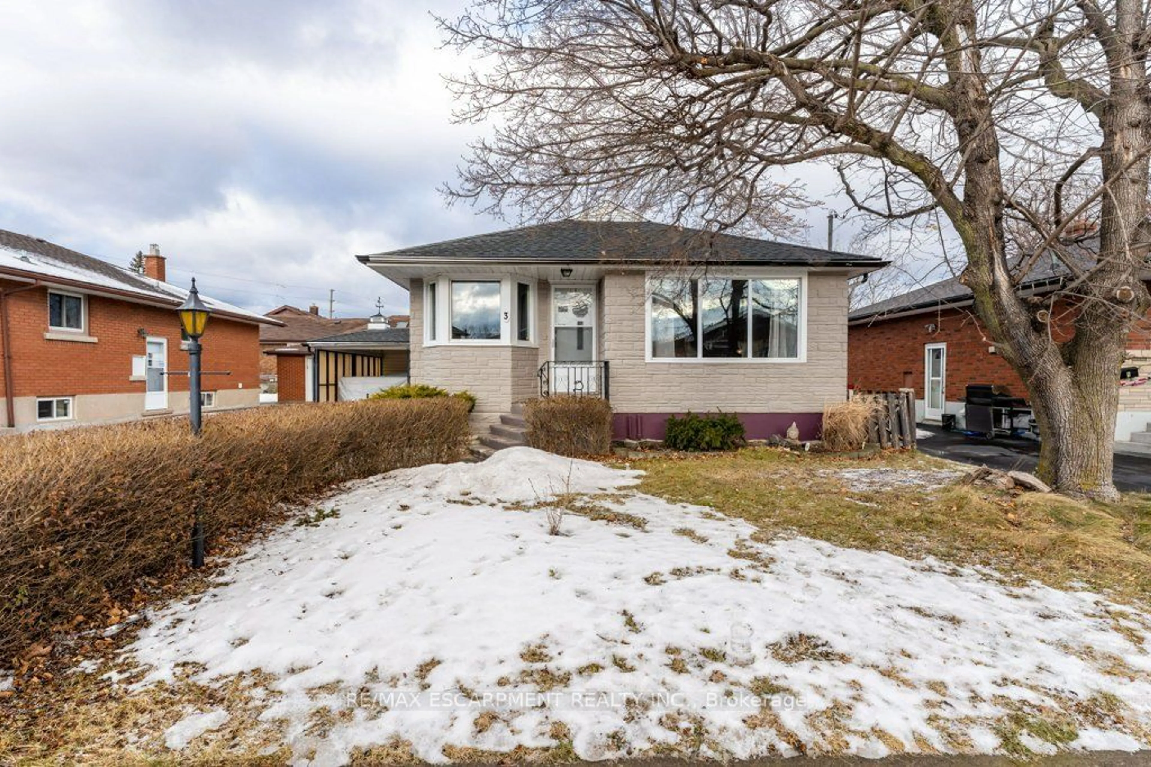 Home with brick exterior material, street for 3 Highfield Ave, St. Catharines Ontario L2M 5W3