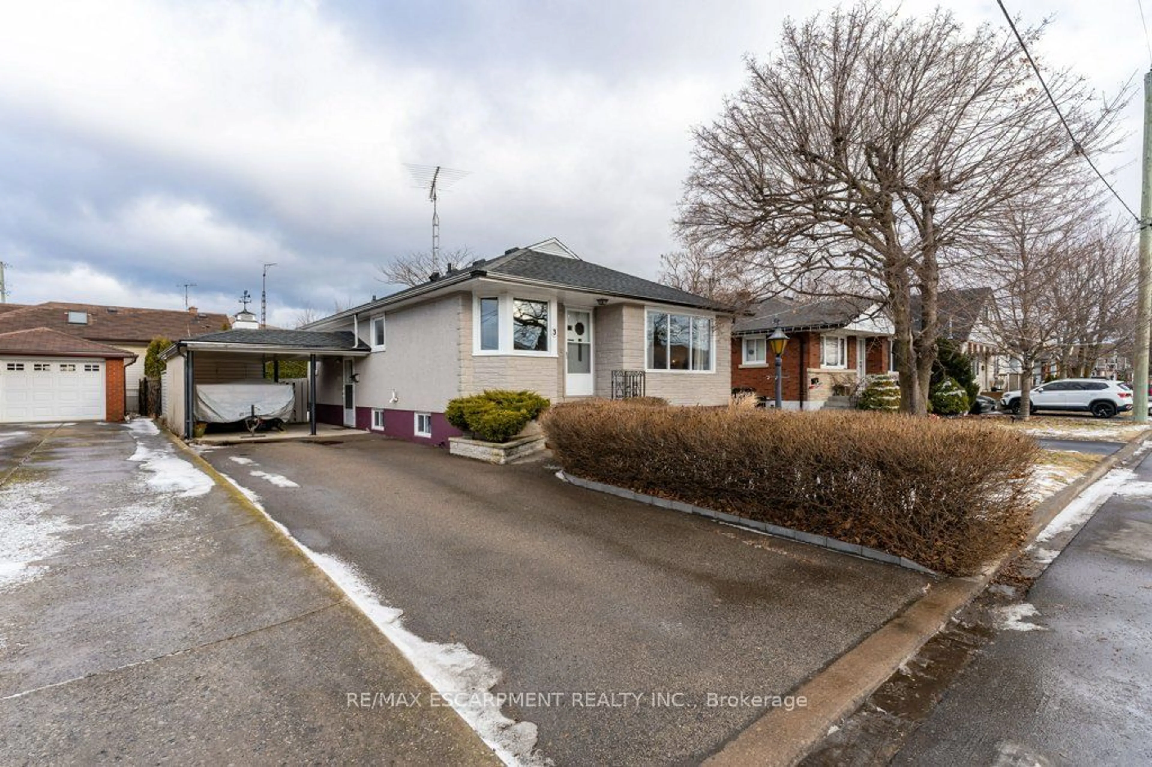 A pic from outside/outdoor area/front of a property/back of a property/a pic from drone, street for 3 Highfield Ave, St. Catharines Ontario L2M 5W3