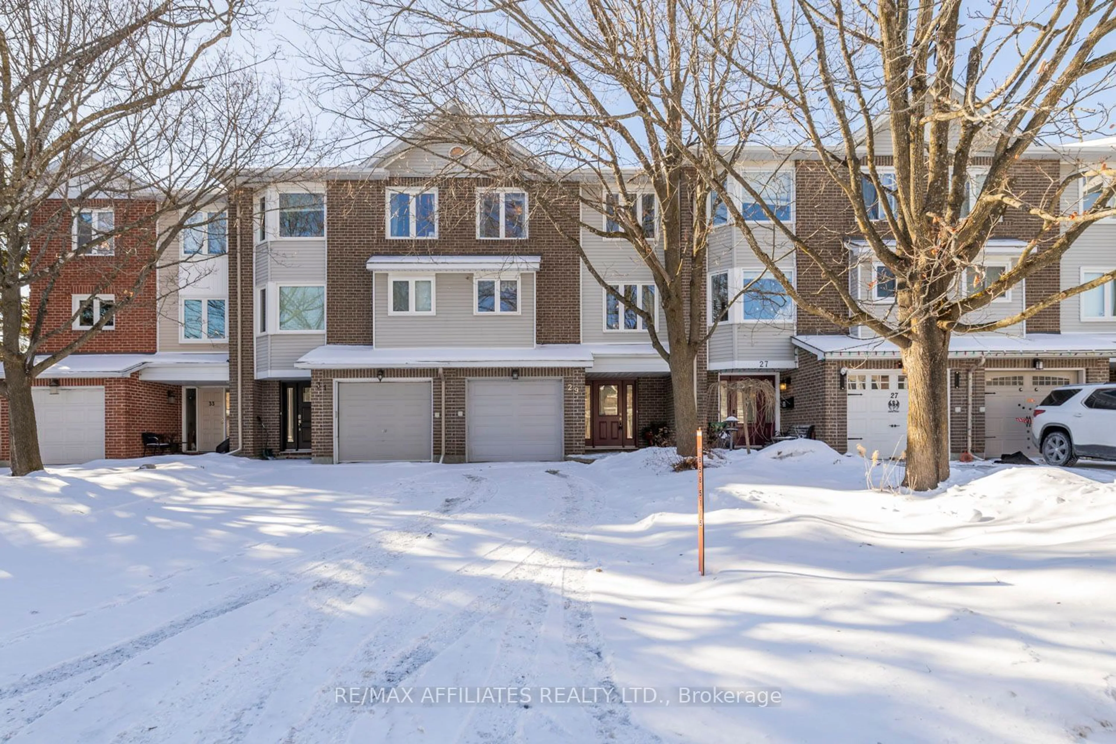 A pic from outside/outdoor area/front of a property/back of a property/a pic from drone, street for 29 Gladecrest Crt, South of Baseline to Knoxdale Ontario K2H 9K2