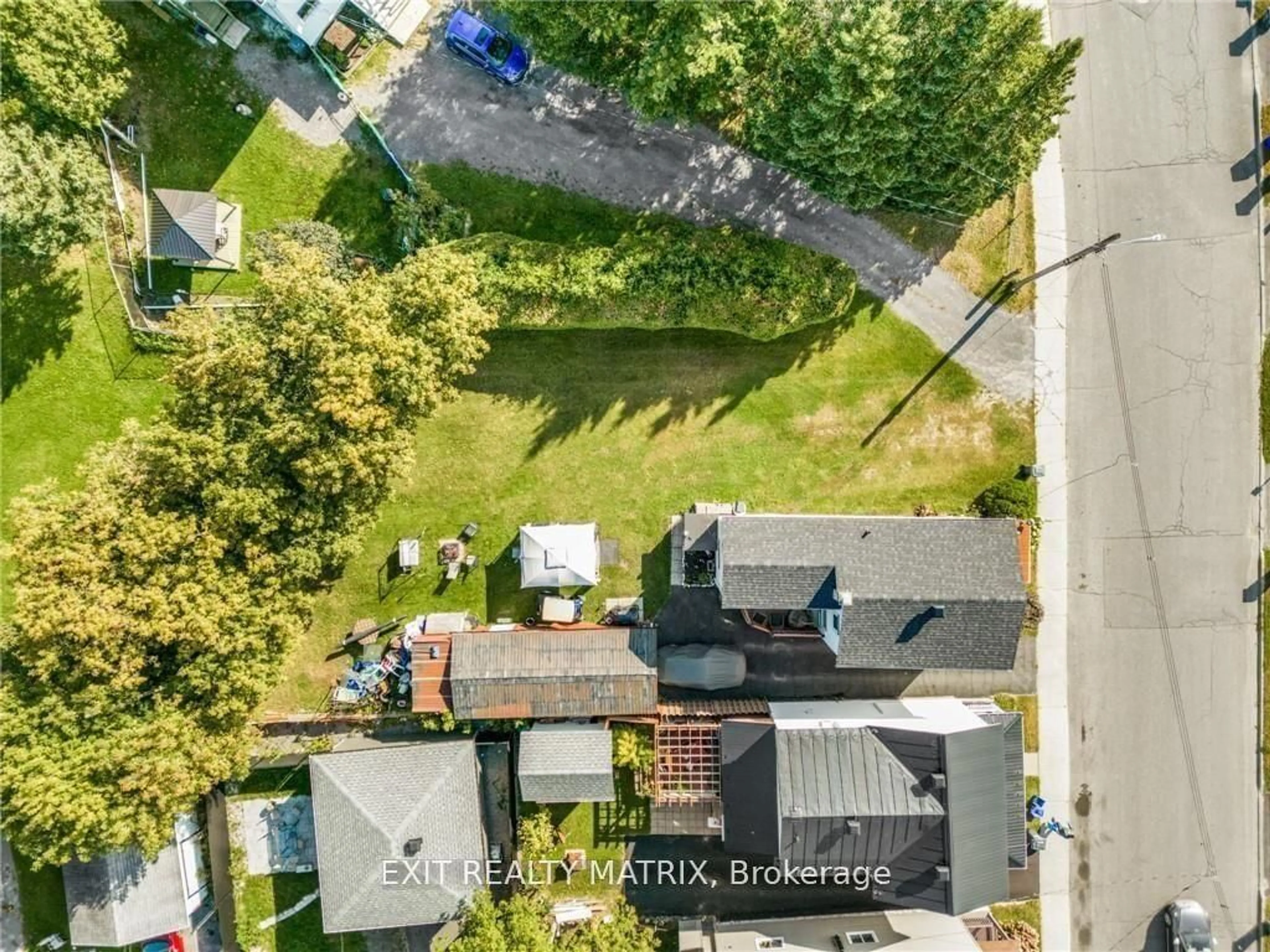 A pic from outside/outdoor area/front of a property/back of a property/a pic from drone, street for 287 Higginson St, Hawkesbury Ontario K6A 1G8