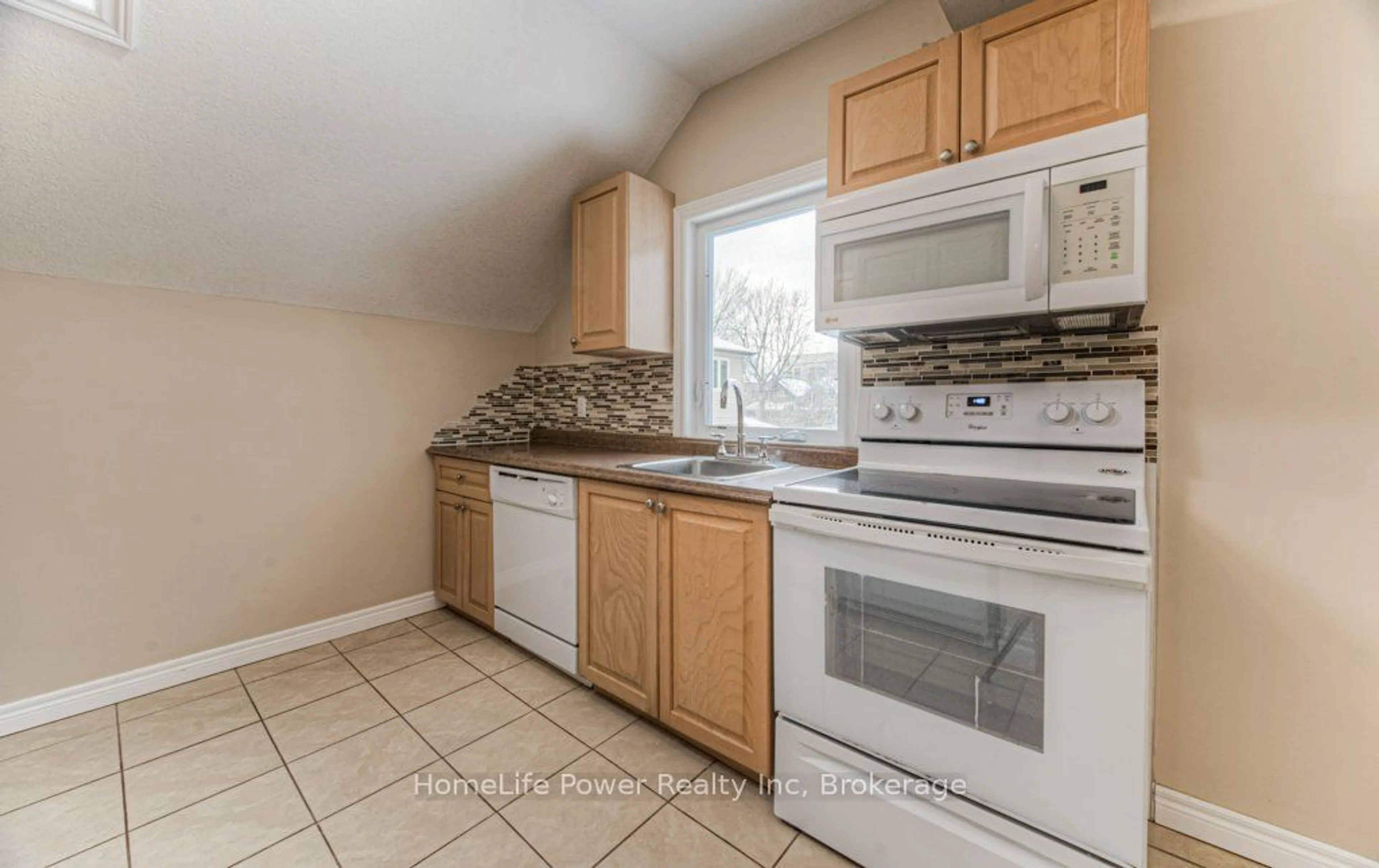 Standard kitchen, ceramic/tile floor for 67 Wellington St, Kitchener Ontario N2H 5J5