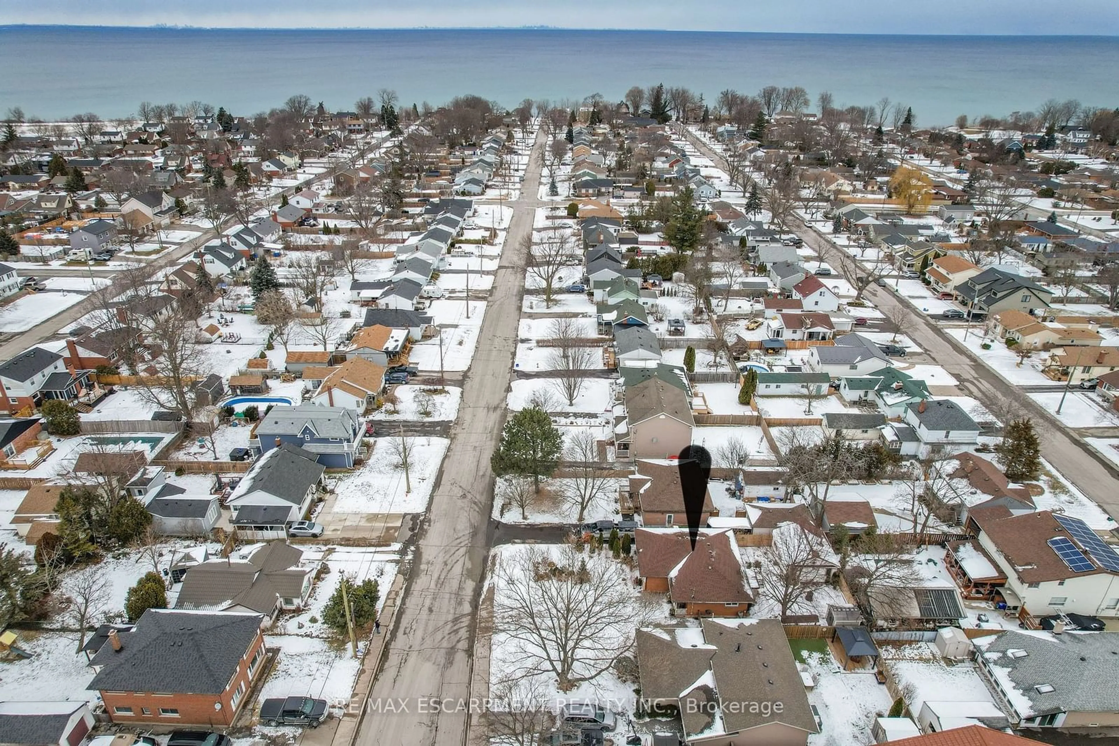 A pic from outside/outdoor area/front of a property/back of a property/a pic from drone, street for 8 Lakeview Ave, Grimsby Ontario L3M 3M1