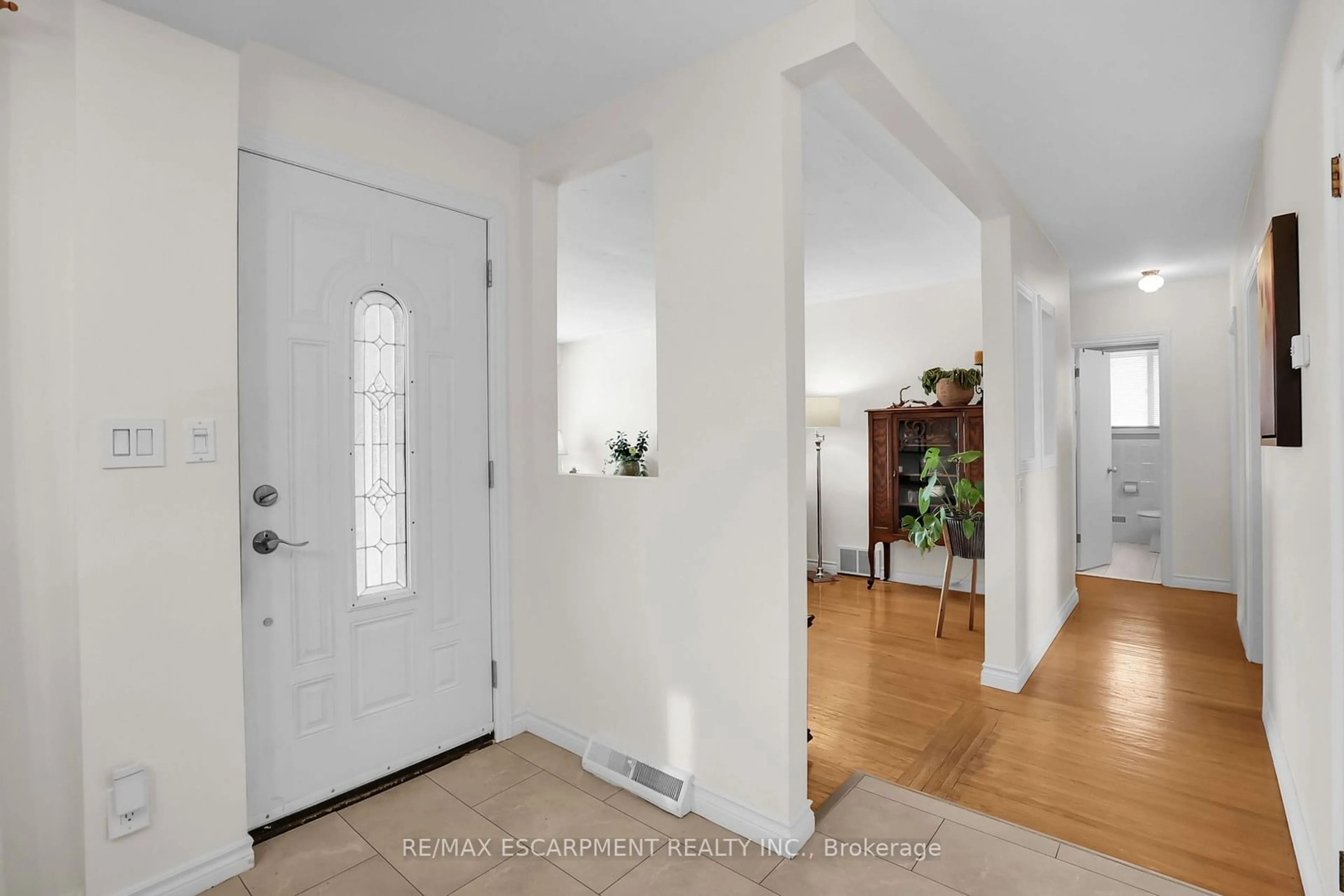 Indoor entryway for 8 Lakeview Ave, Grimsby Ontario L3M 3M1