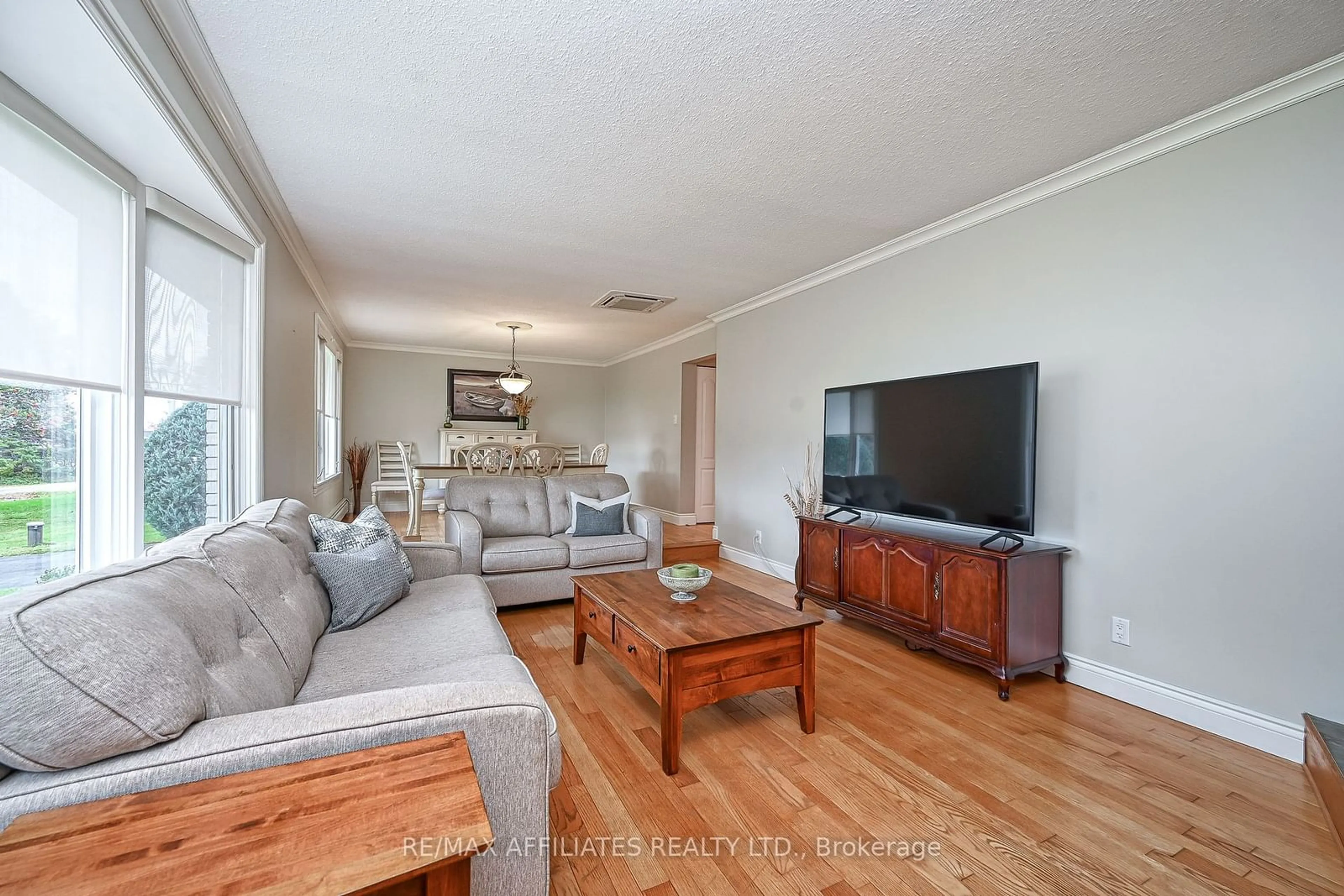 Living room with furniture, wood/laminate floor for 1532 BELLA VISTA Dr, Orleans - Cumberland and Area Ontario K4C 1A7