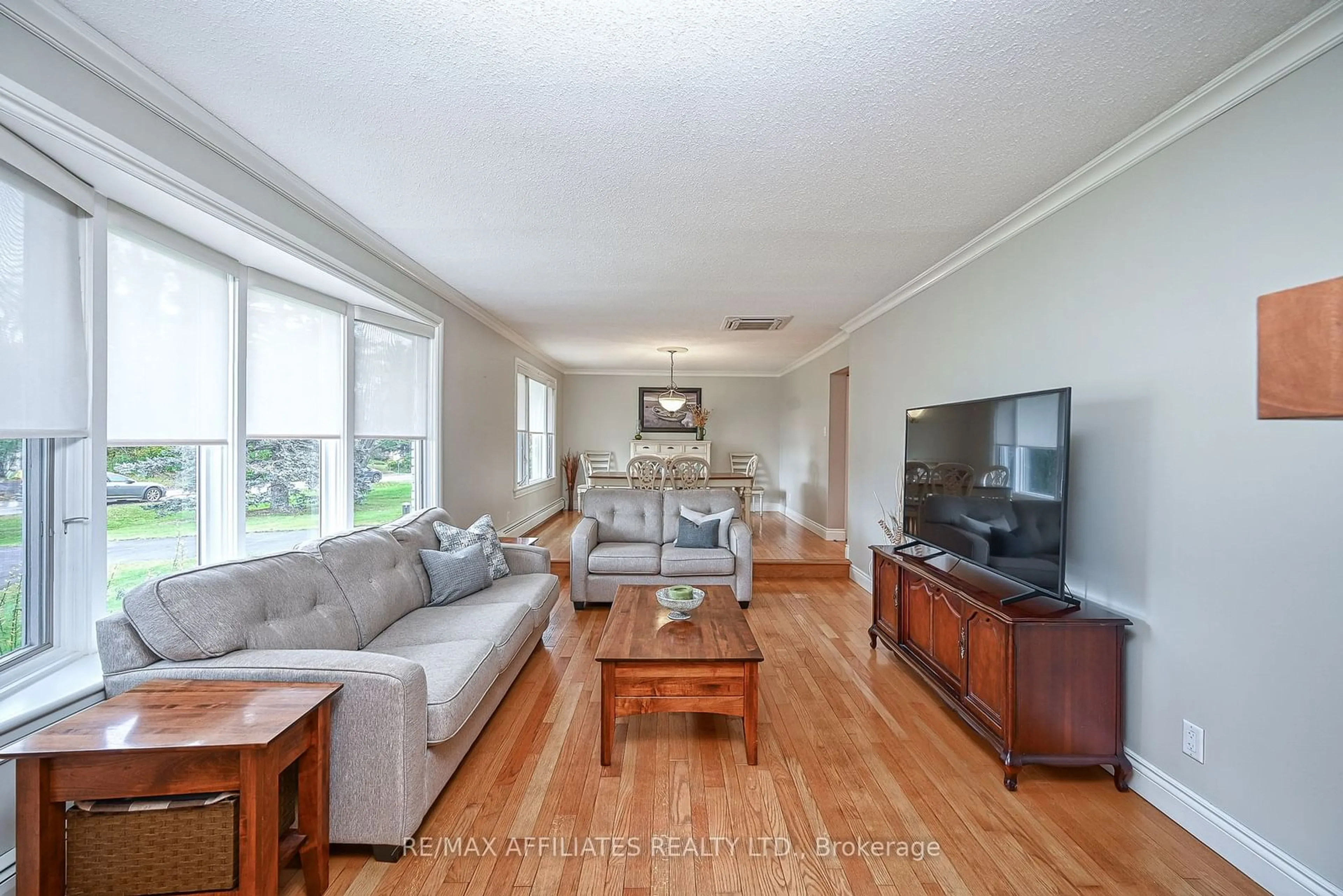 Living room with furniture, wood/laminate floor for 1532 BELLA VISTA Dr, Orleans - Cumberland and Area Ontario K4C 1A7