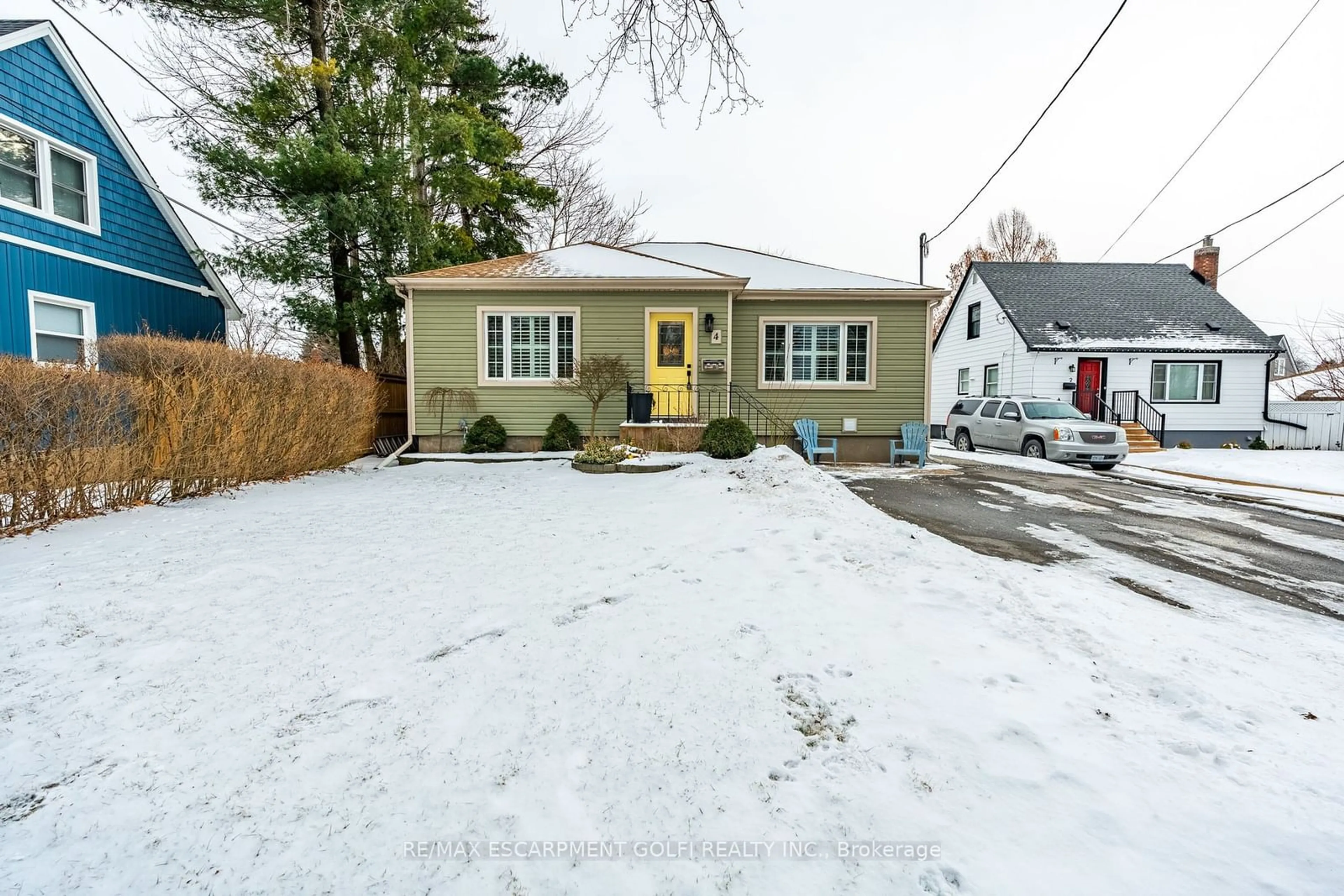 A pic from outside/outdoor area/front of a property/back of a property/a pic from drone, street for 4 Melba Rd, St. Catharines Ontario L2M 4P6