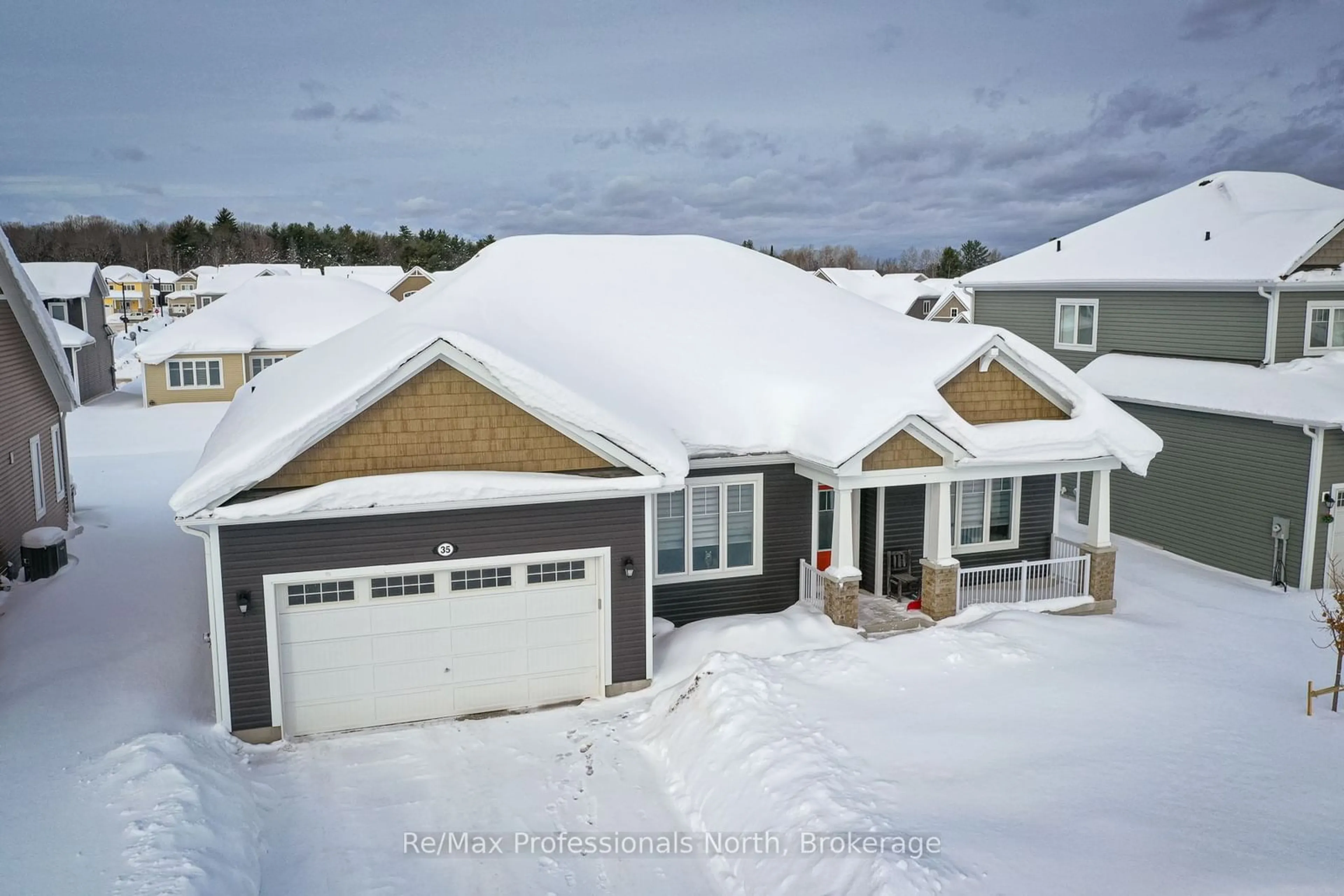 A pic from outside/outdoor area/front of a property/back of a property/a pic from drone, street for 35 Dyer Cres, Bracebridge Ontario P1L 0N4