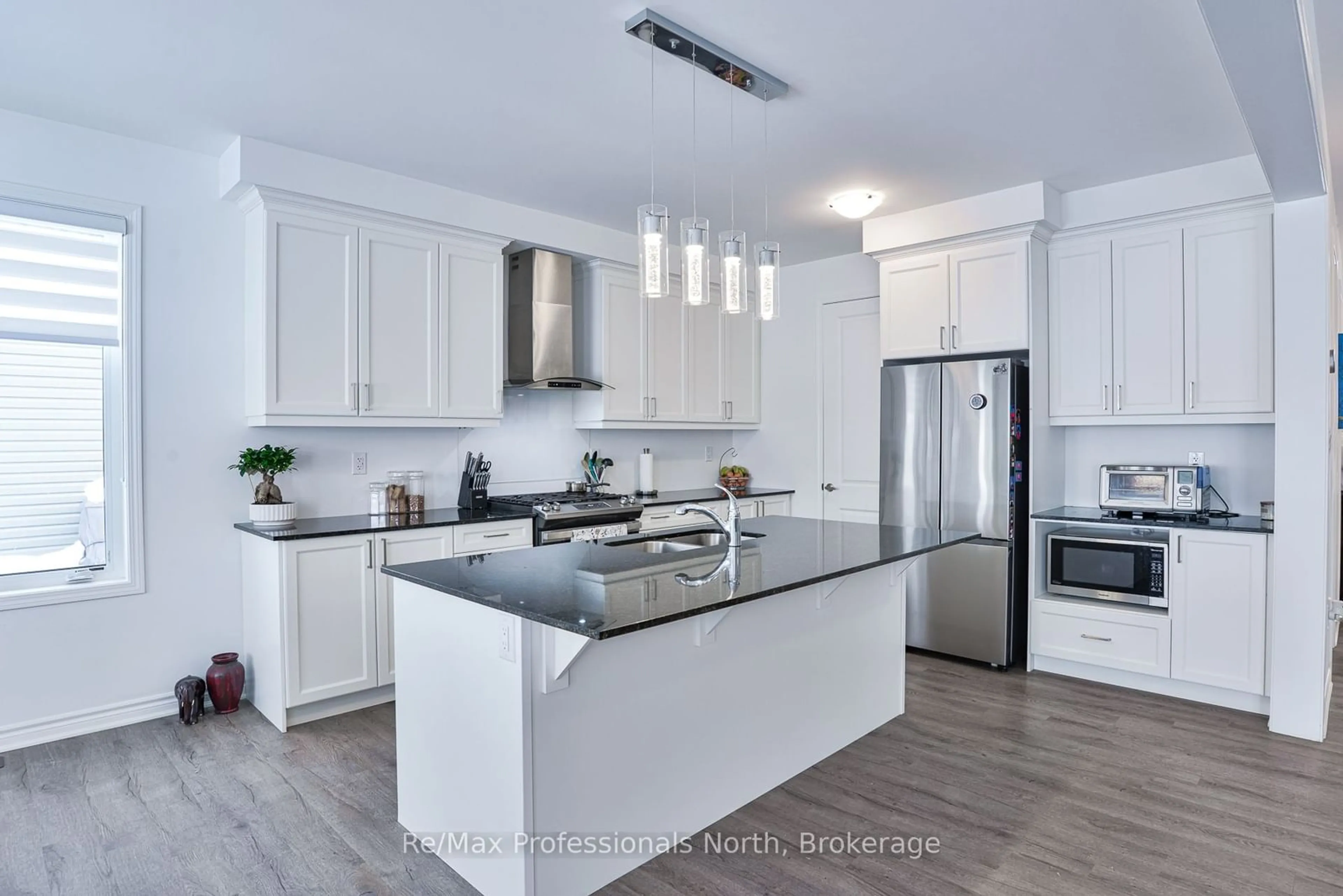 Contemporary kitchen, unknown for 35 Dyer Cres, Bracebridge Ontario P1L 0N4