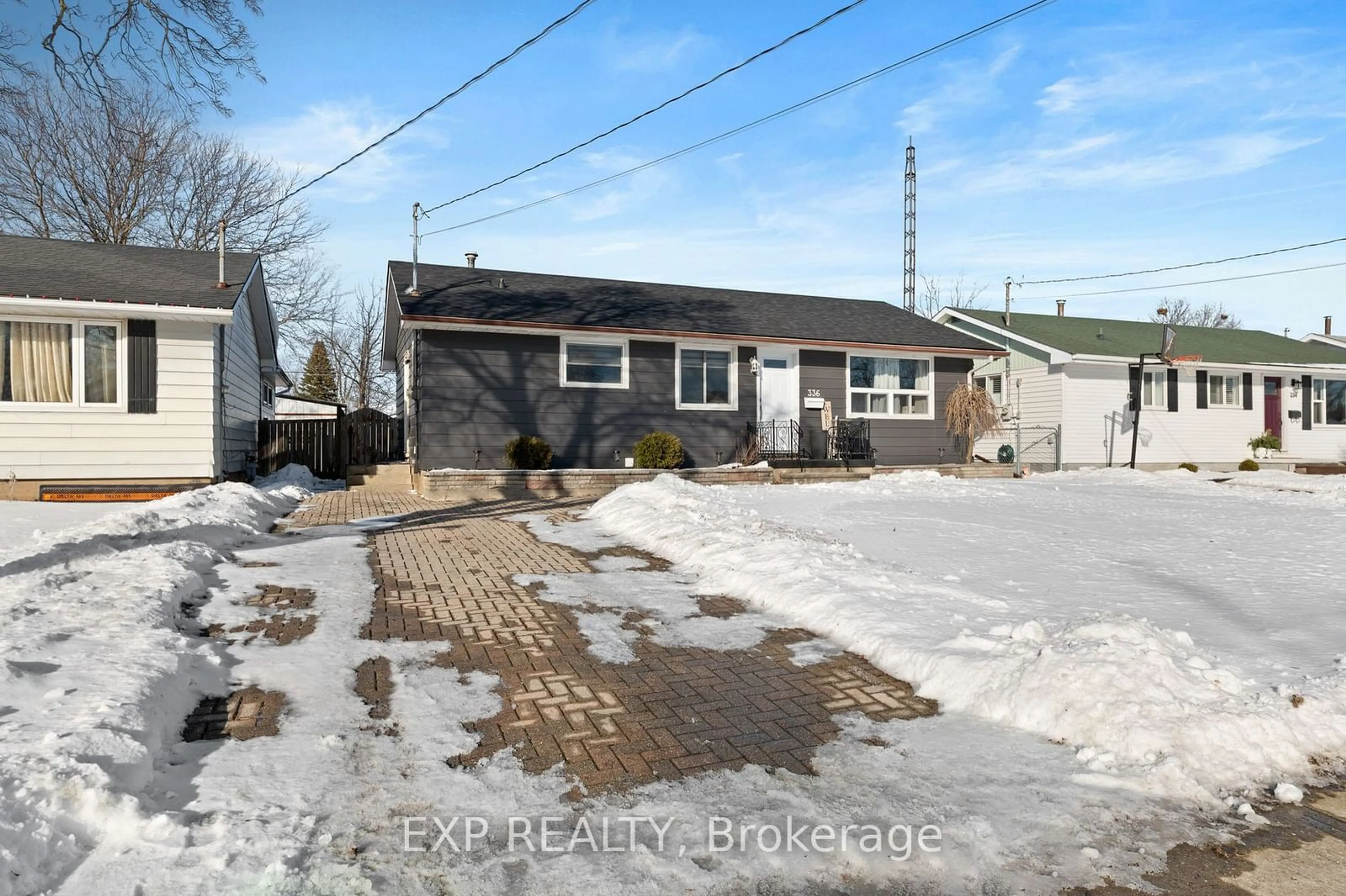 A pic from outside/outdoor area/front of a property/back of a property/a pic from drone, street for 336 Dufferin St, Fort Erie Ontario L2A 2T9