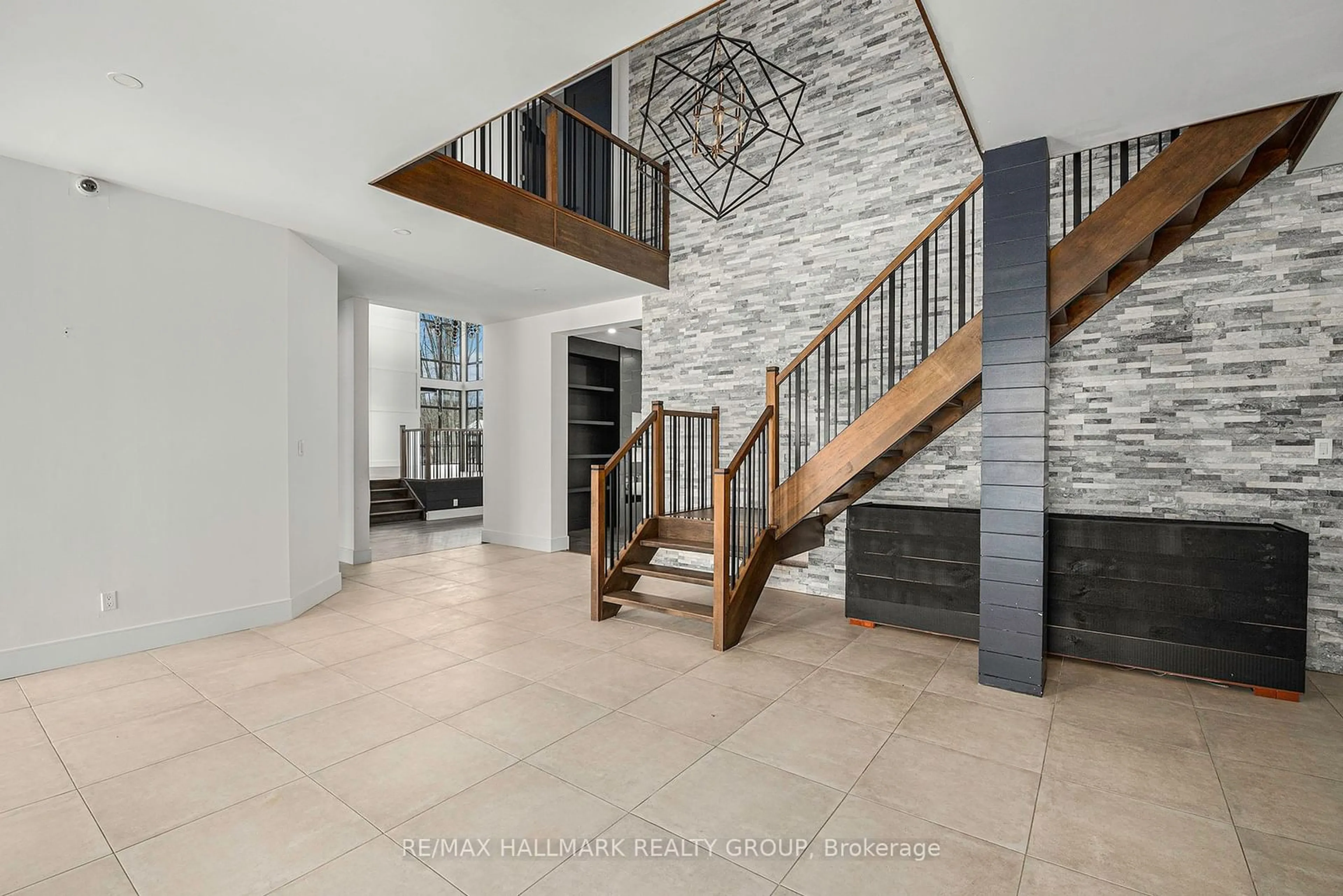 Indoor foyer for 132 ROBERT TAITE Dr, Orleans - Cumberland and Area Ontario K4C 1A9