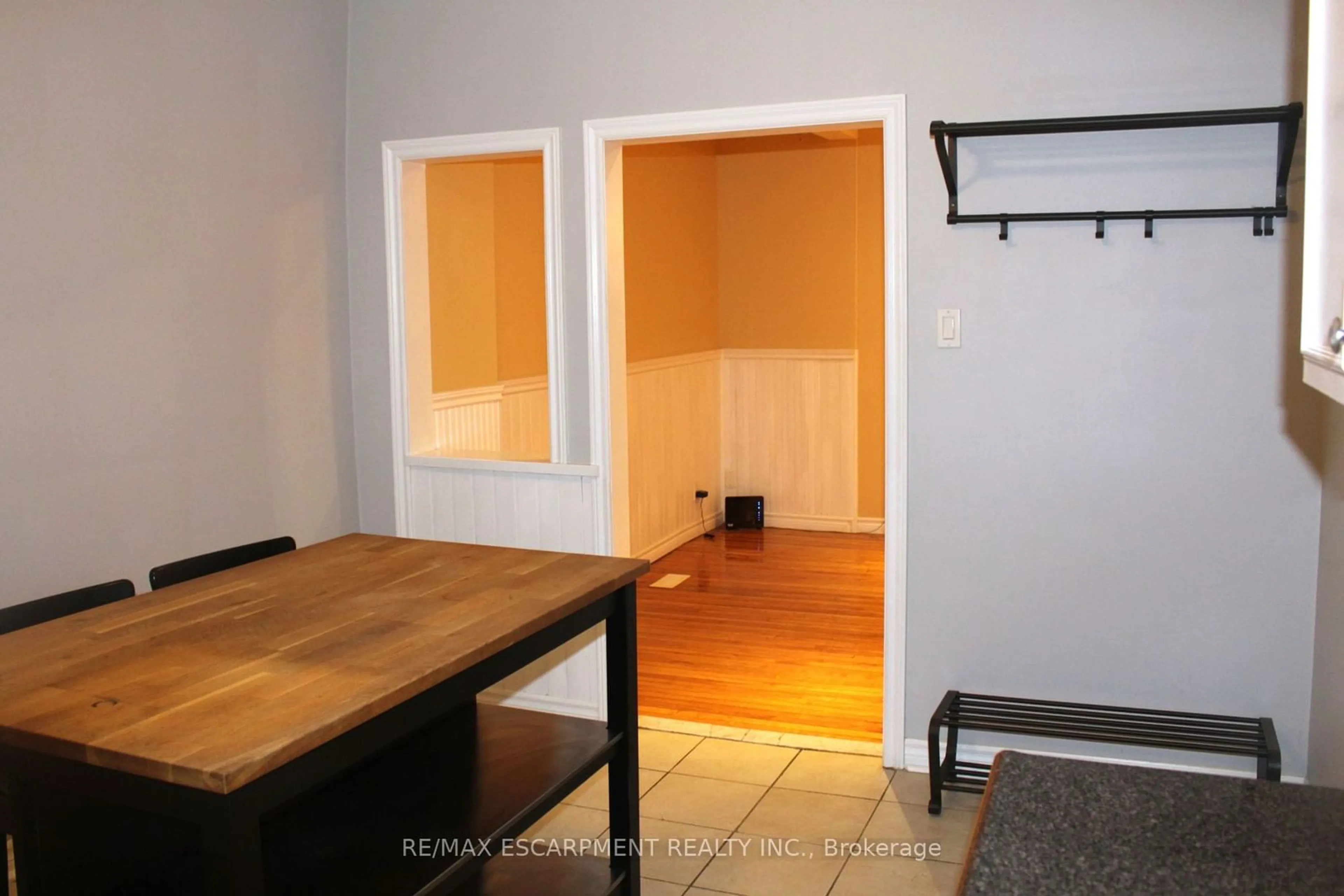 A pic of a room for 29 Oxford St, Hamilton Ontario L8R 2W9