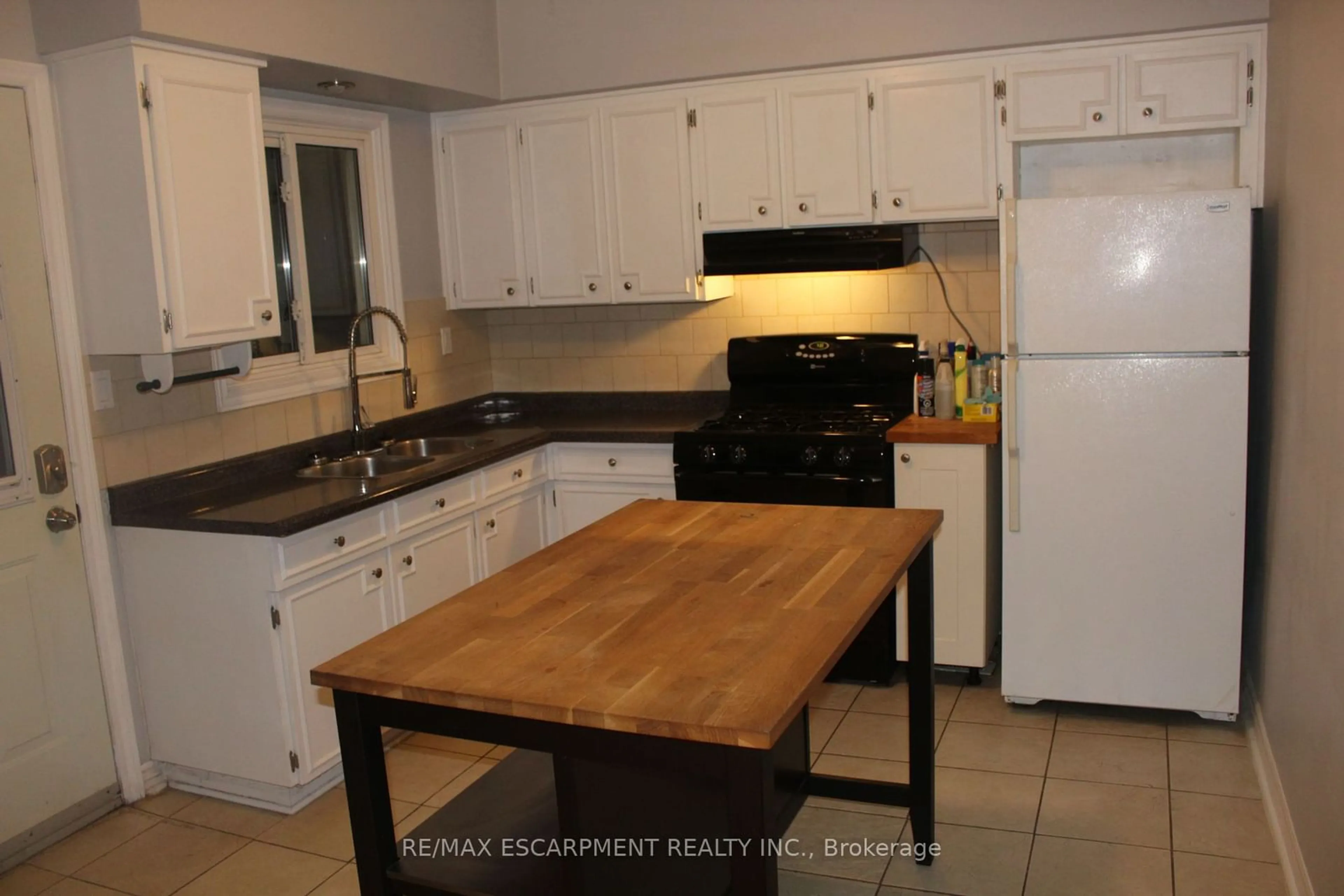 Standard kitchen, unknown for 29 Oxford St, Hamilton Ontario L8R 2W9