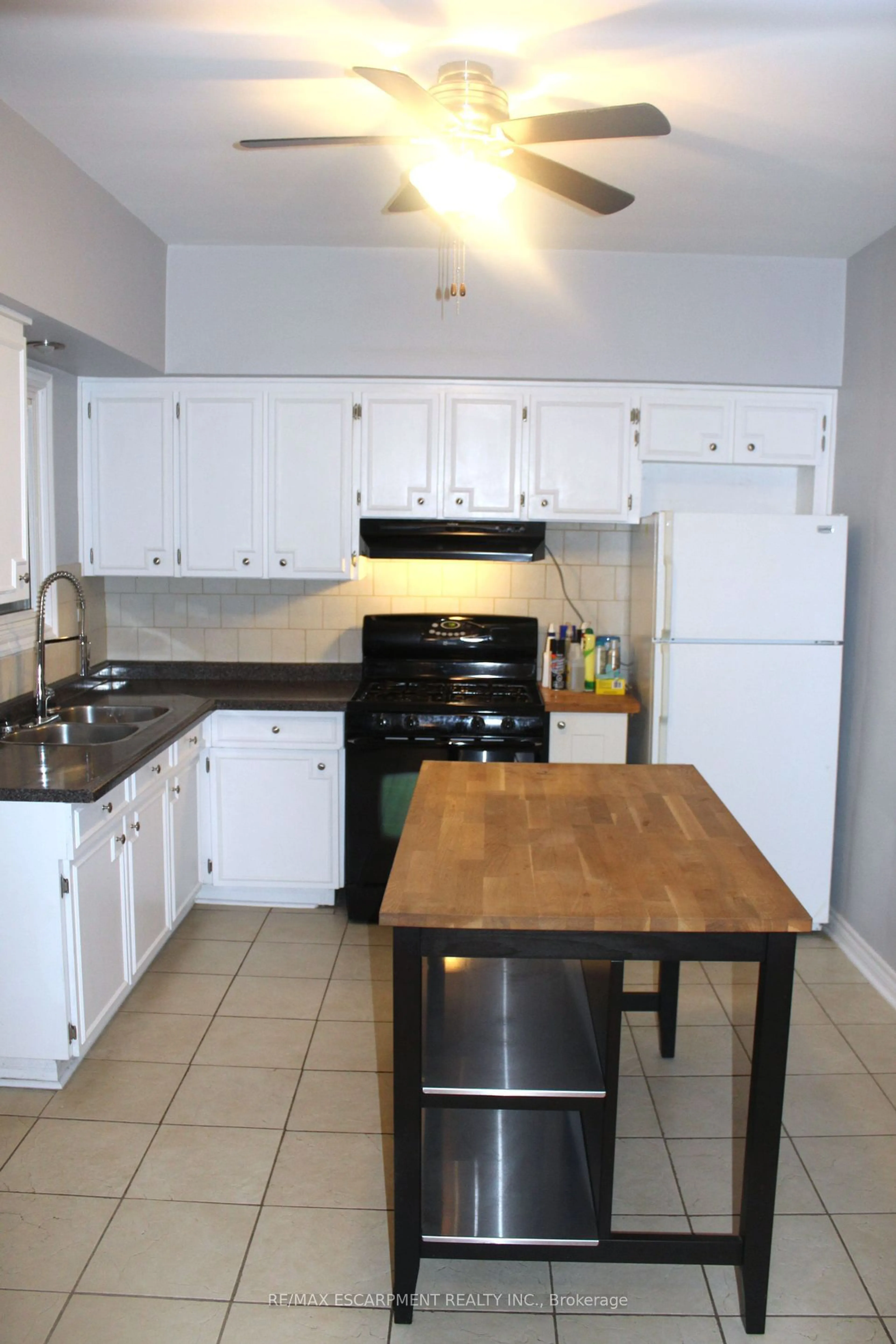 Standard kitchen, unknown for 29 Oxford St, Hamilton Ontario L8R 2W9