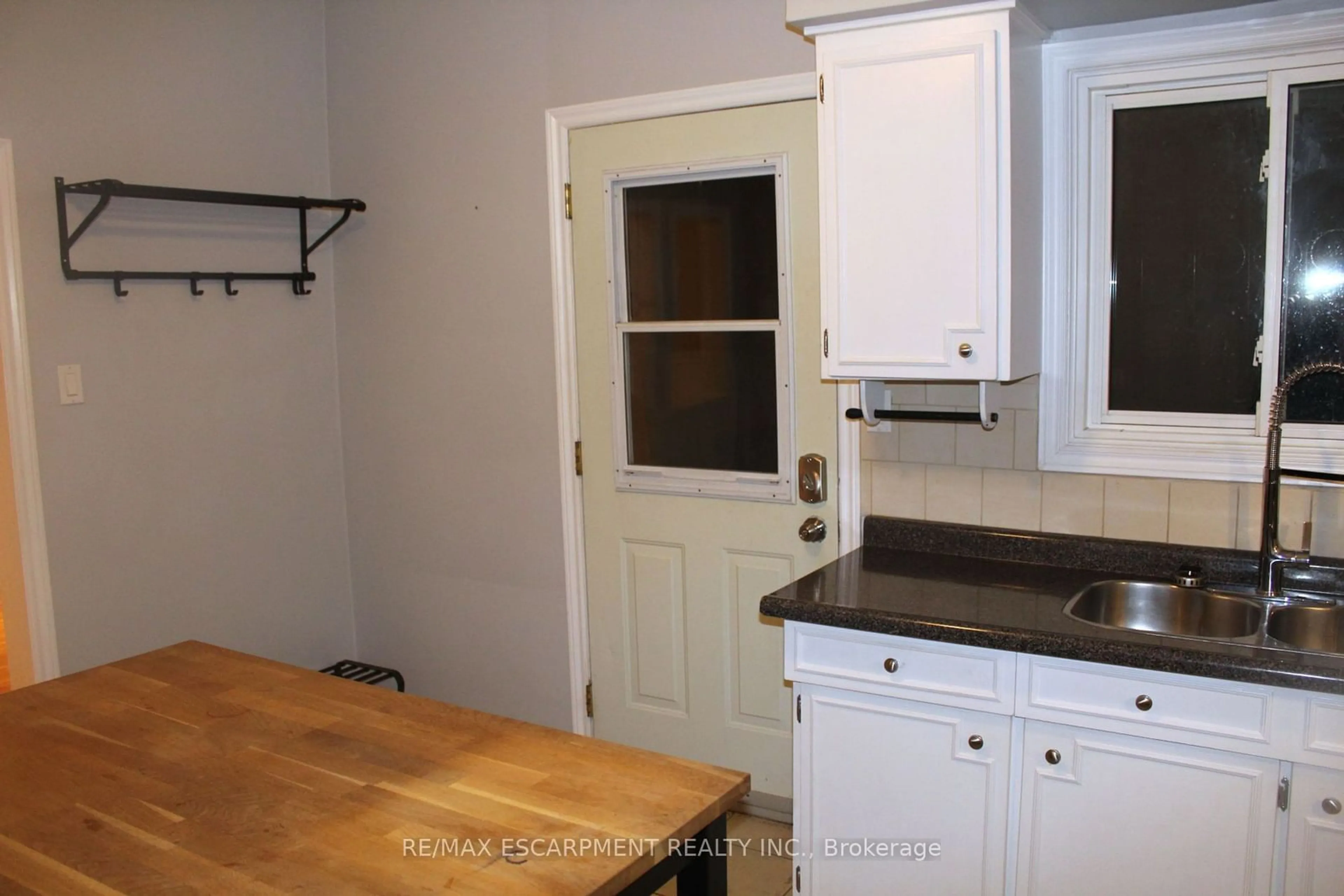 Standard kitchen, unknown for 29 Oxford St, Hamilton Ontario L8R 2W9