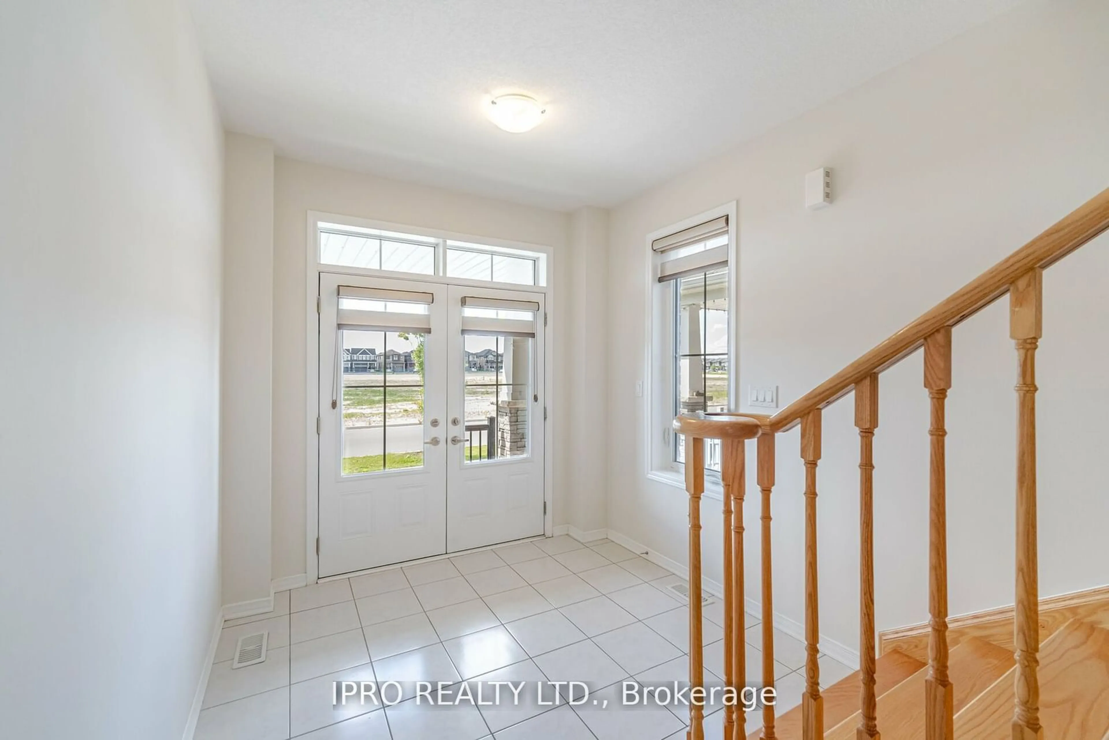 Indoor entryway for 14 Whithorn Cres, Haldimand Ontario N3W 0E5