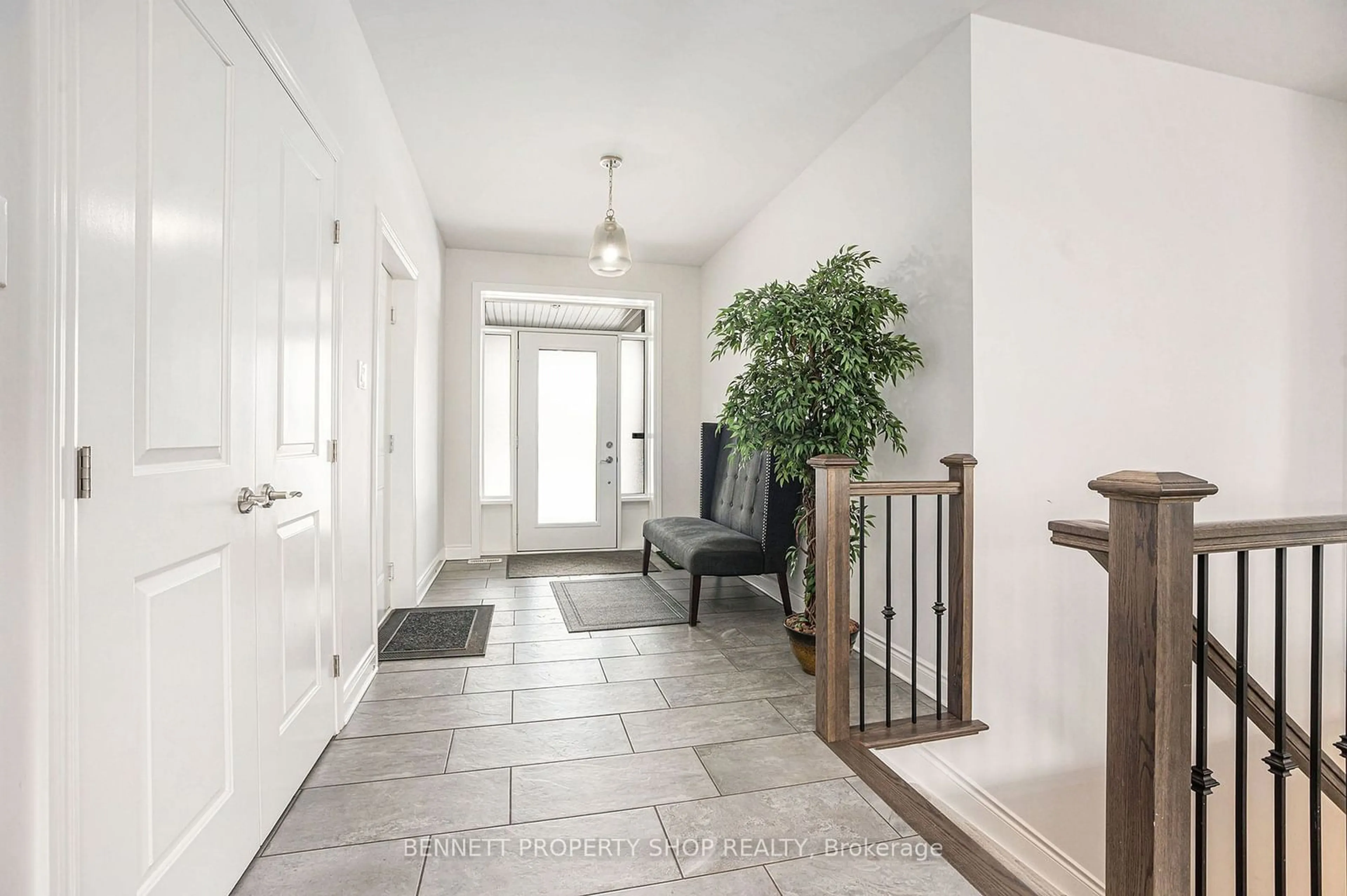 Indoor entryway for 141 Talos Circ, Stittsville - Munster - Richmond Ontario K0A 2Z0