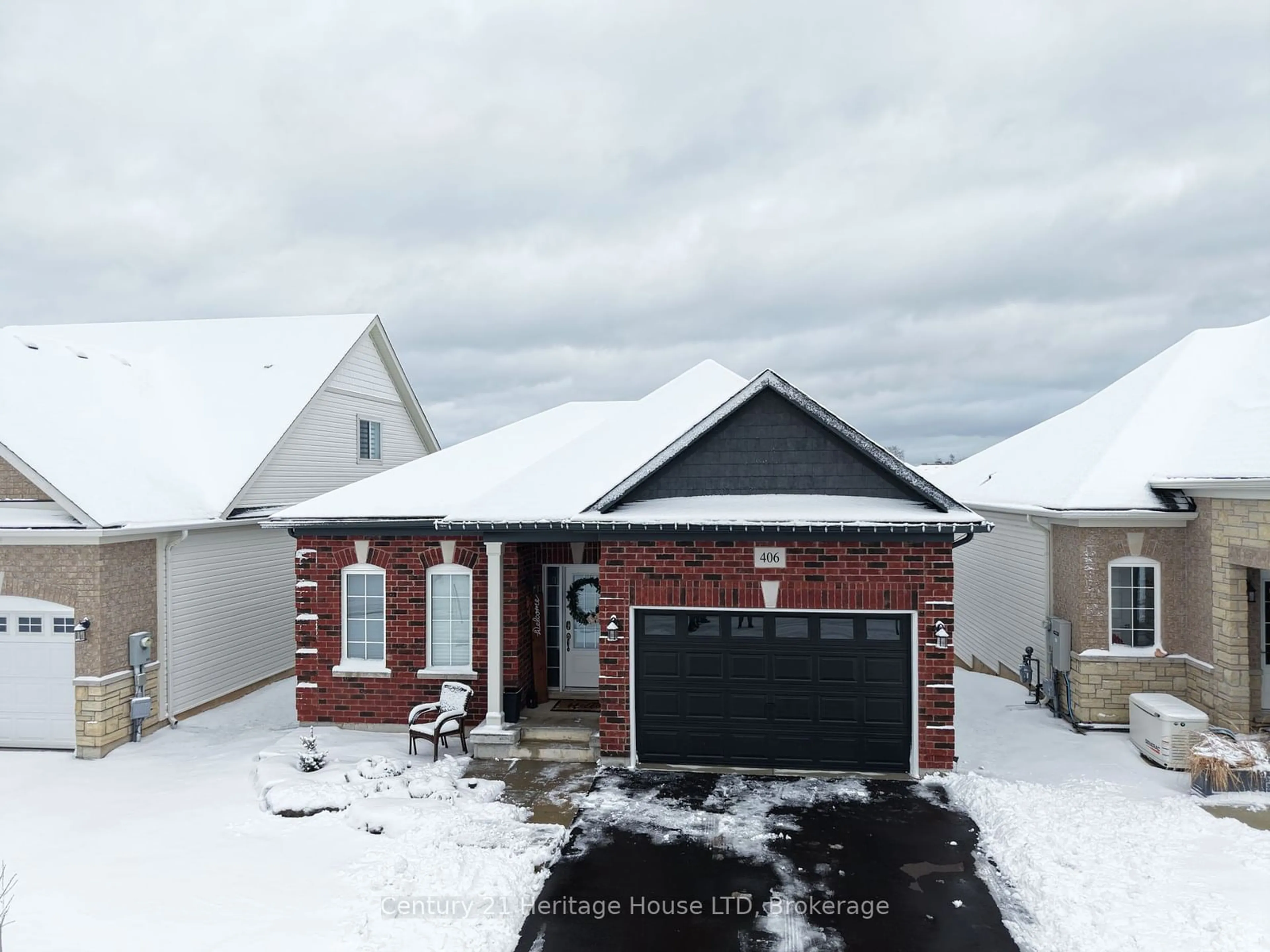 A pic from outside/outdoor area/front of a property/back of a property/a pic from drone, street for 406 Hummel Cres, Fort Erie Ontario L2A 0E8