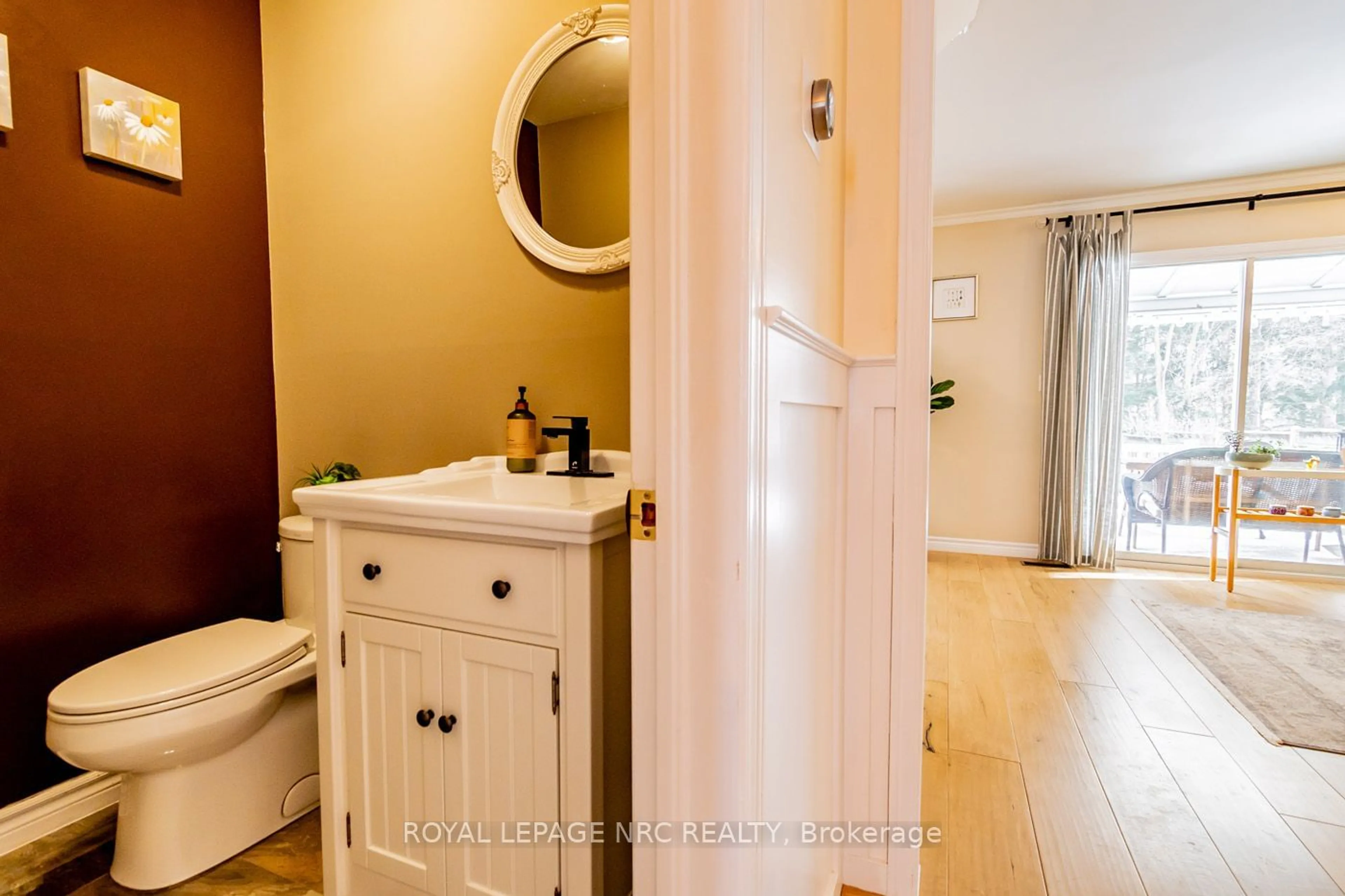 Standard bathroom, ceramic/tile floor for 51 Spruceside Cres, Pelham Ontario L0S 1E1