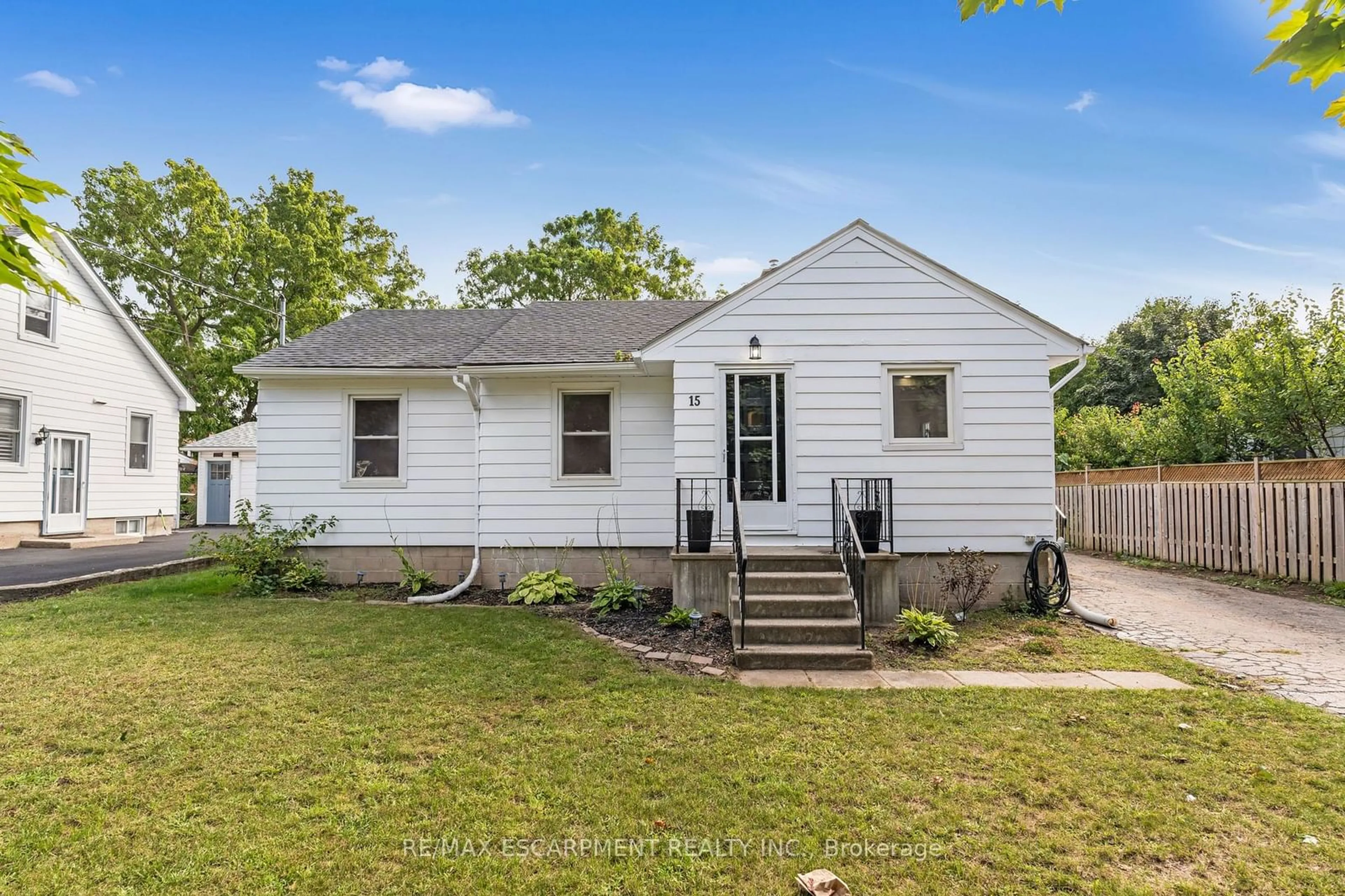 A pic from outside/outdoor area/front of a property/back of a property/a pic from drone, street for 15 James Ave, Brantford Ontario N3S 6Y2