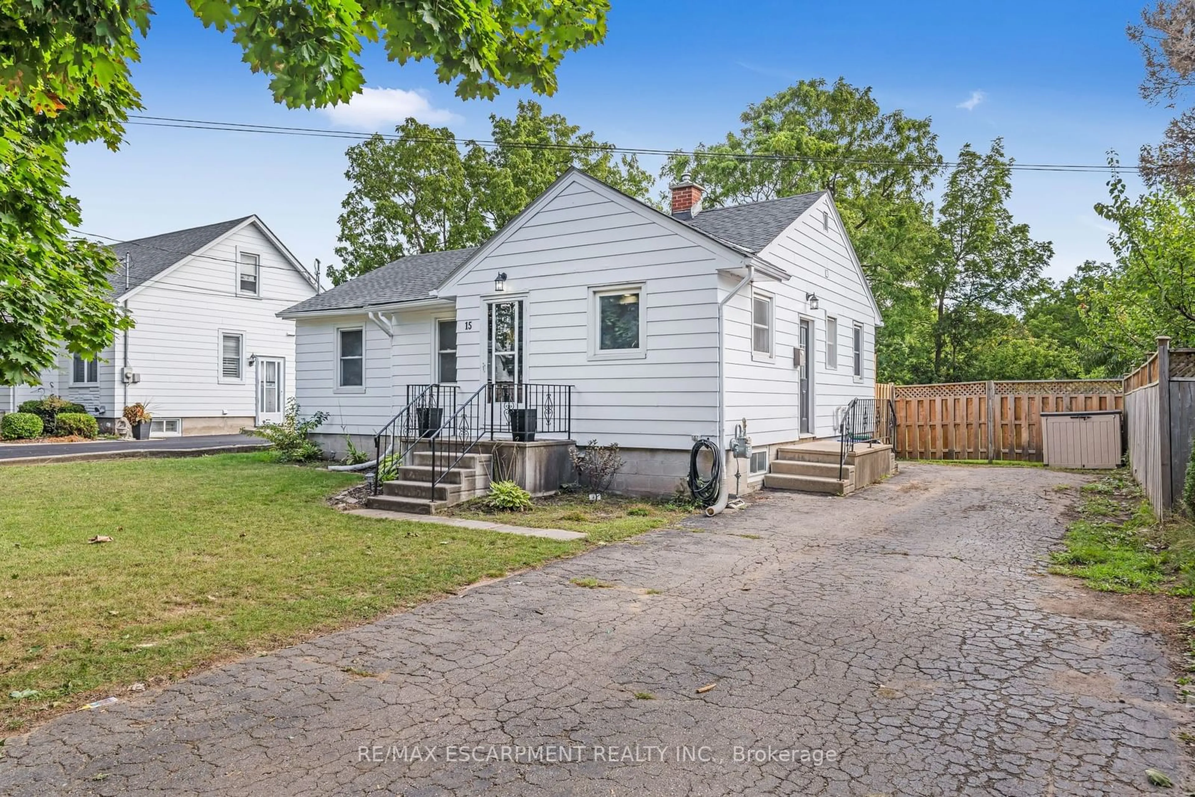 A pic from outside/outdoor area/front of a property/back of a property/a pic from drone, street for 15 James Ave, Brantford Ontario N3S 6Y2