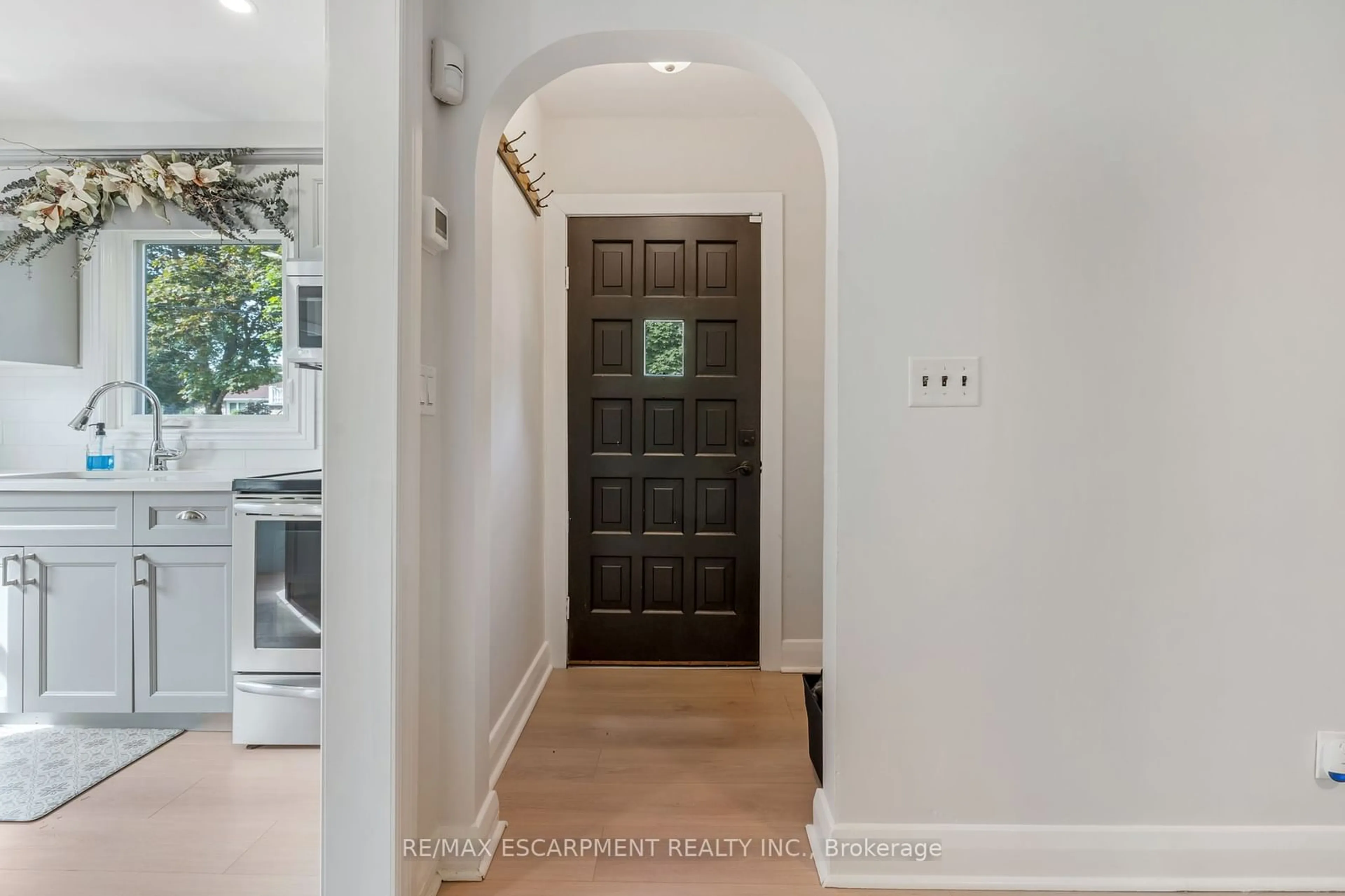 Indoor entryway for 15 James Ave, Brantford Ontario N3S 6Y2