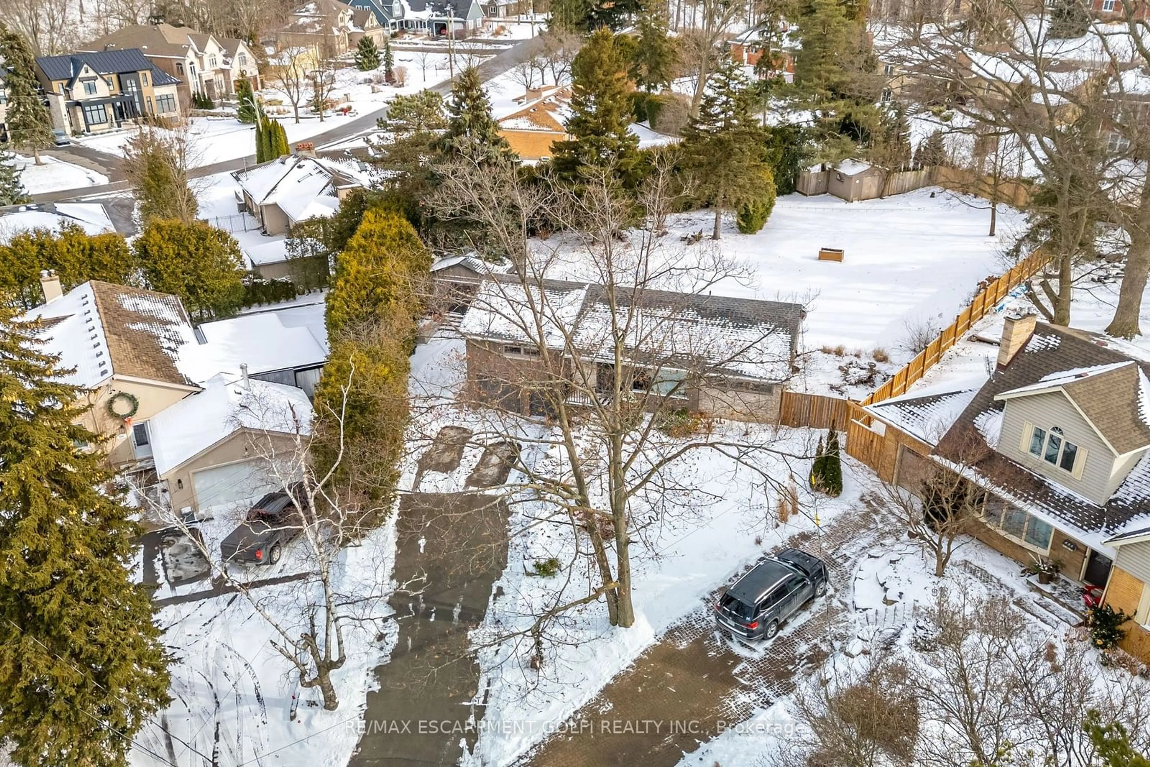 A pic from outside/outdoor area/front of a property/back of a property/a pic from drone, street for 878 Alexander Rd, Hamilton Ontario L9G 3G1