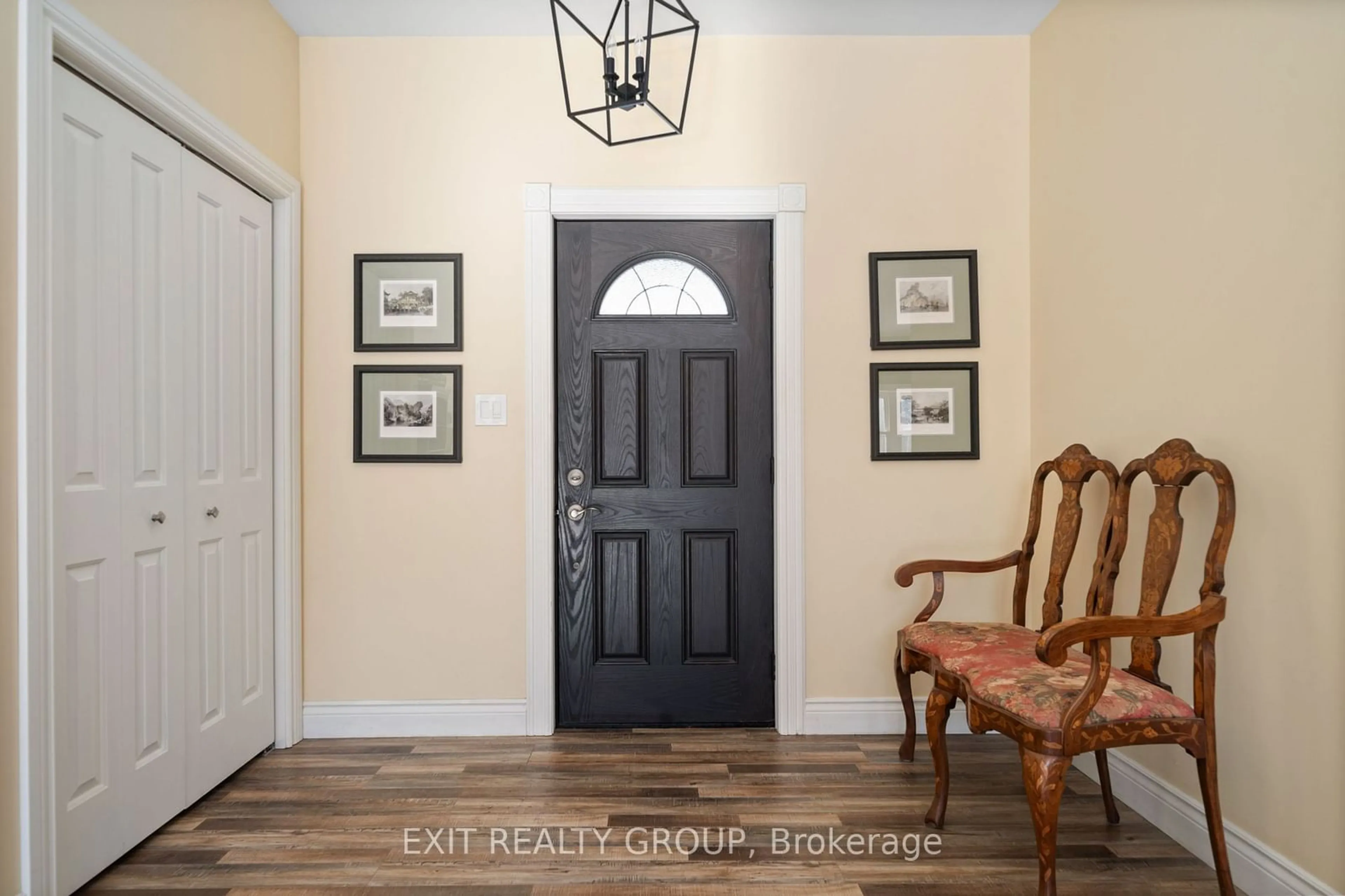 Indoor entryway for 1912 Moneymore Rd, Tweed Ontario K0K 2Y0