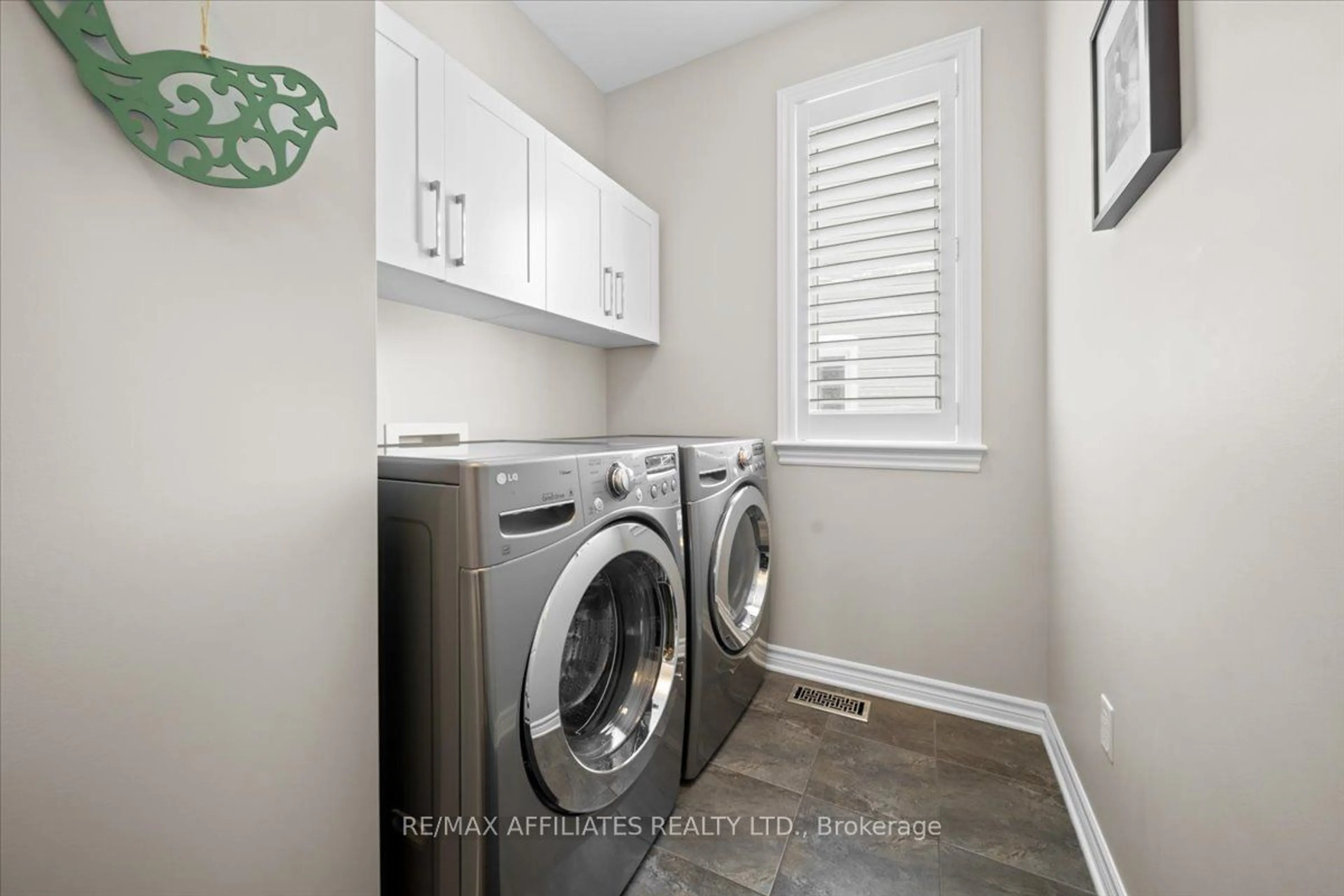 Laundry room for 285 Chinian St, Orleans - Cumberland and Area Ontario K4A 0W7