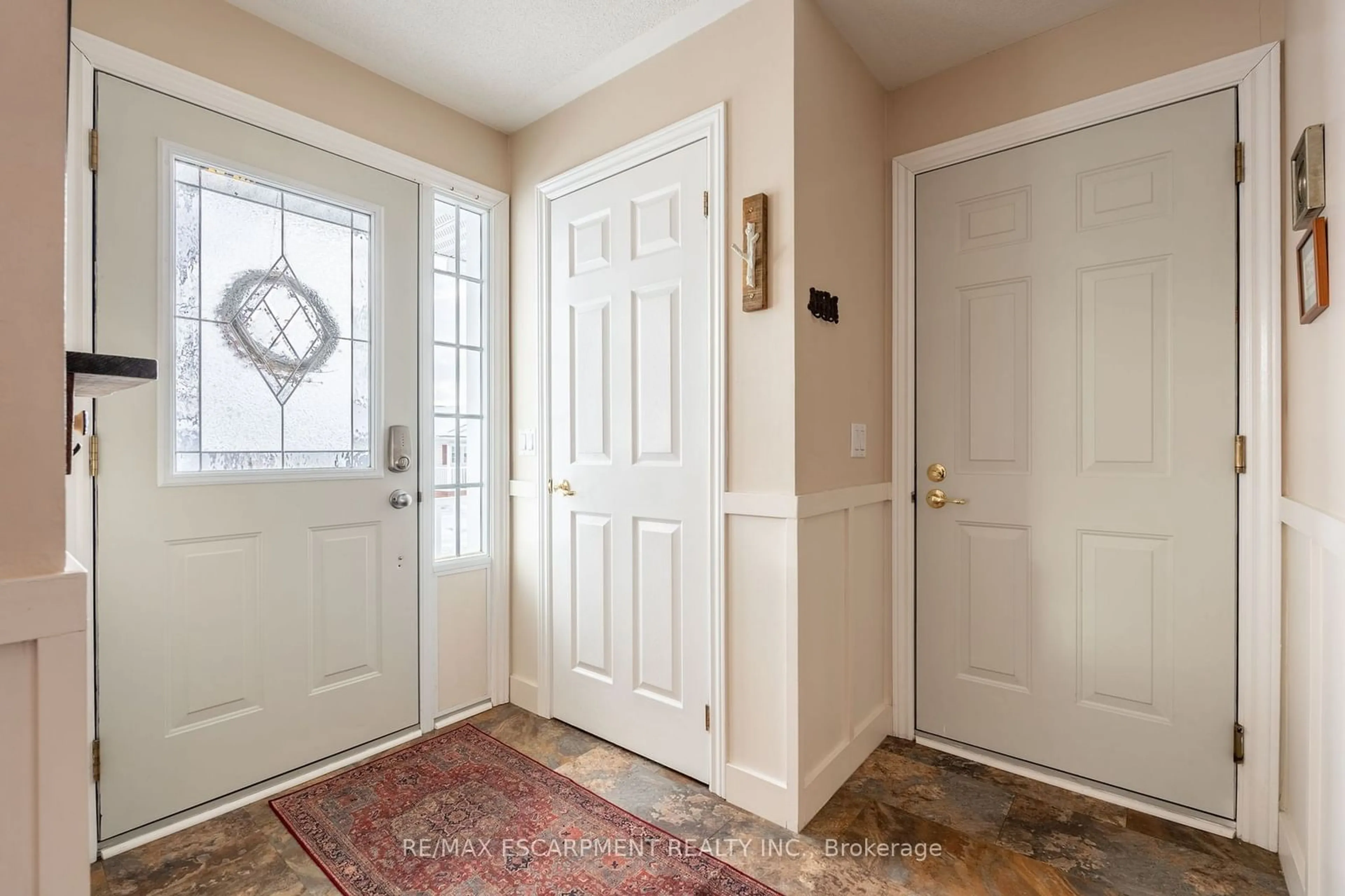 Indoor entryway for 136 Glenariff Dr, Hamilton Ontario L8B 1A5