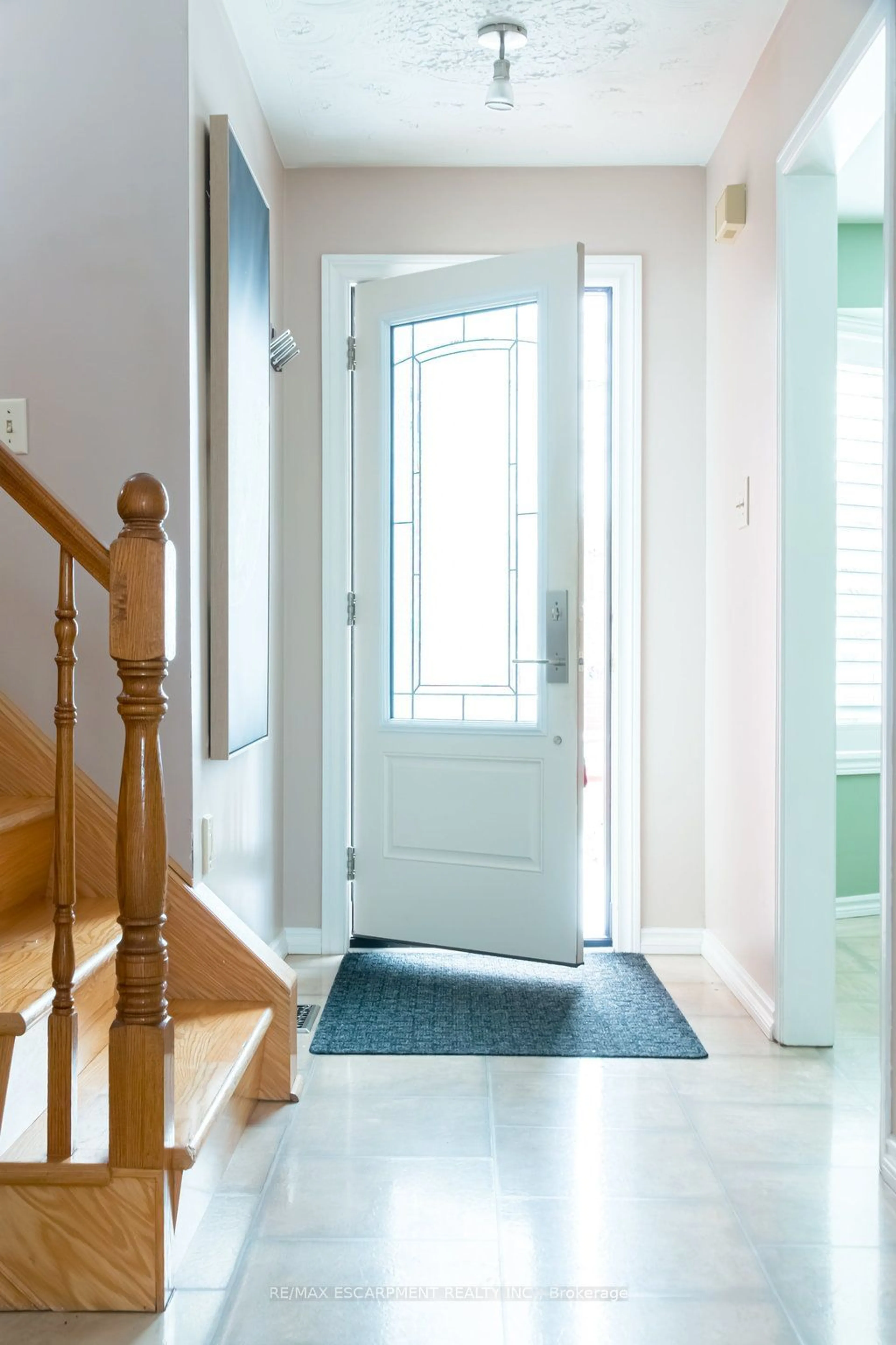 Indoor entryway for 22 Beachgrove Cres, Hamilton Ontario L8J 2N8