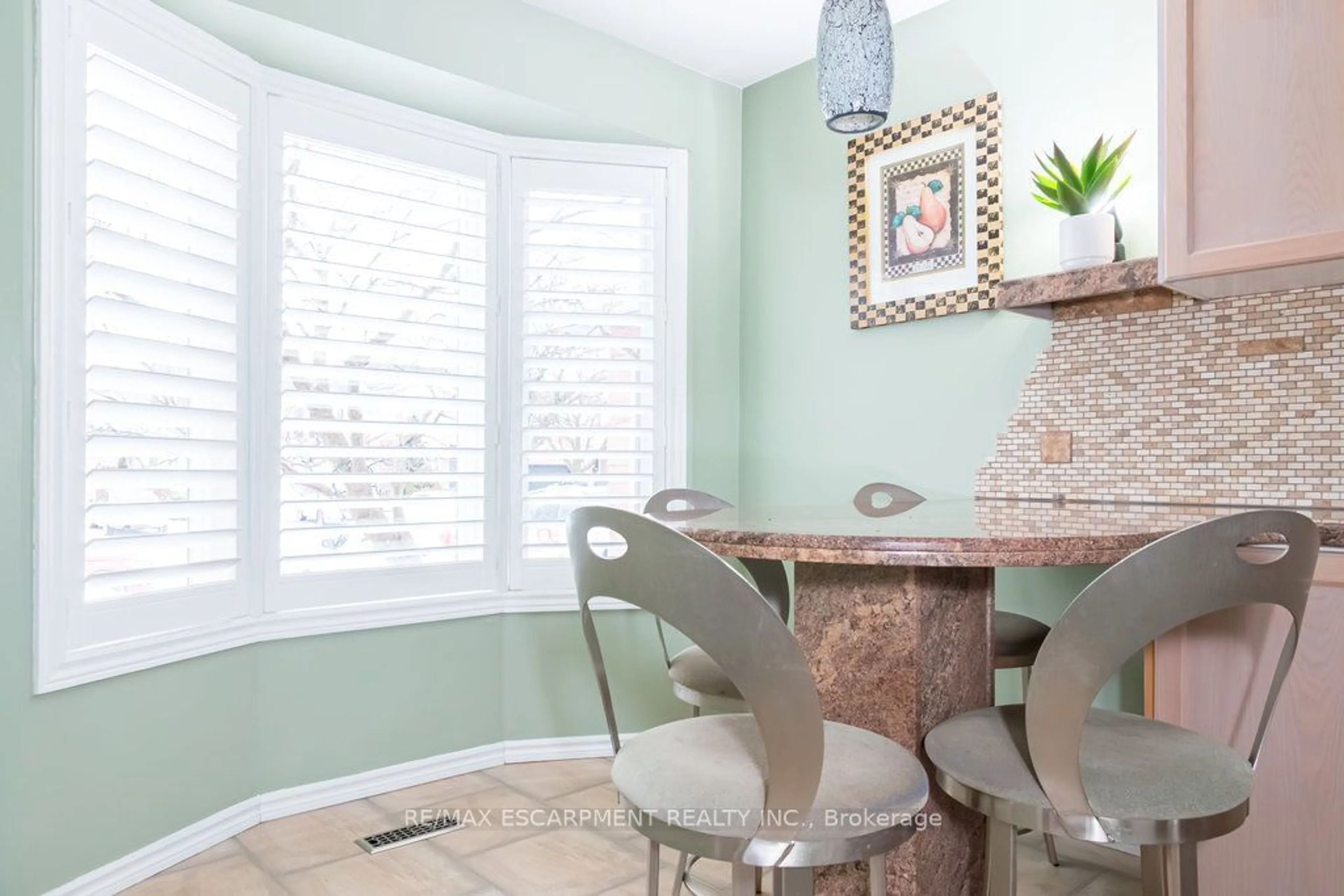 Dining room, ceramic/tile floor for 22 Beachgrove Cres, Hamilton Ontario L8J 2N8