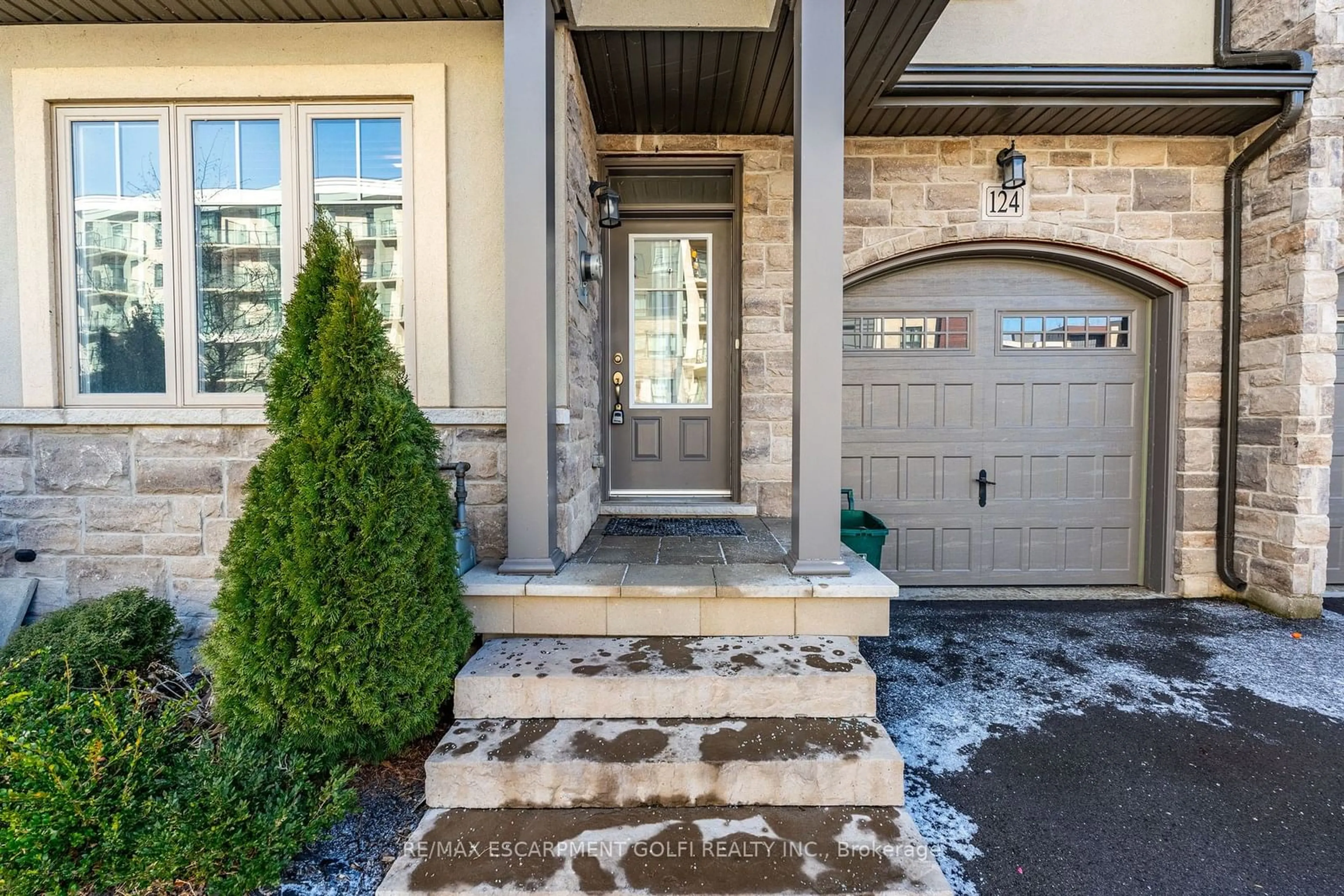 Indoor entryway for 124 Shoreview Pl, Hamilton Ontario L8E 0J4