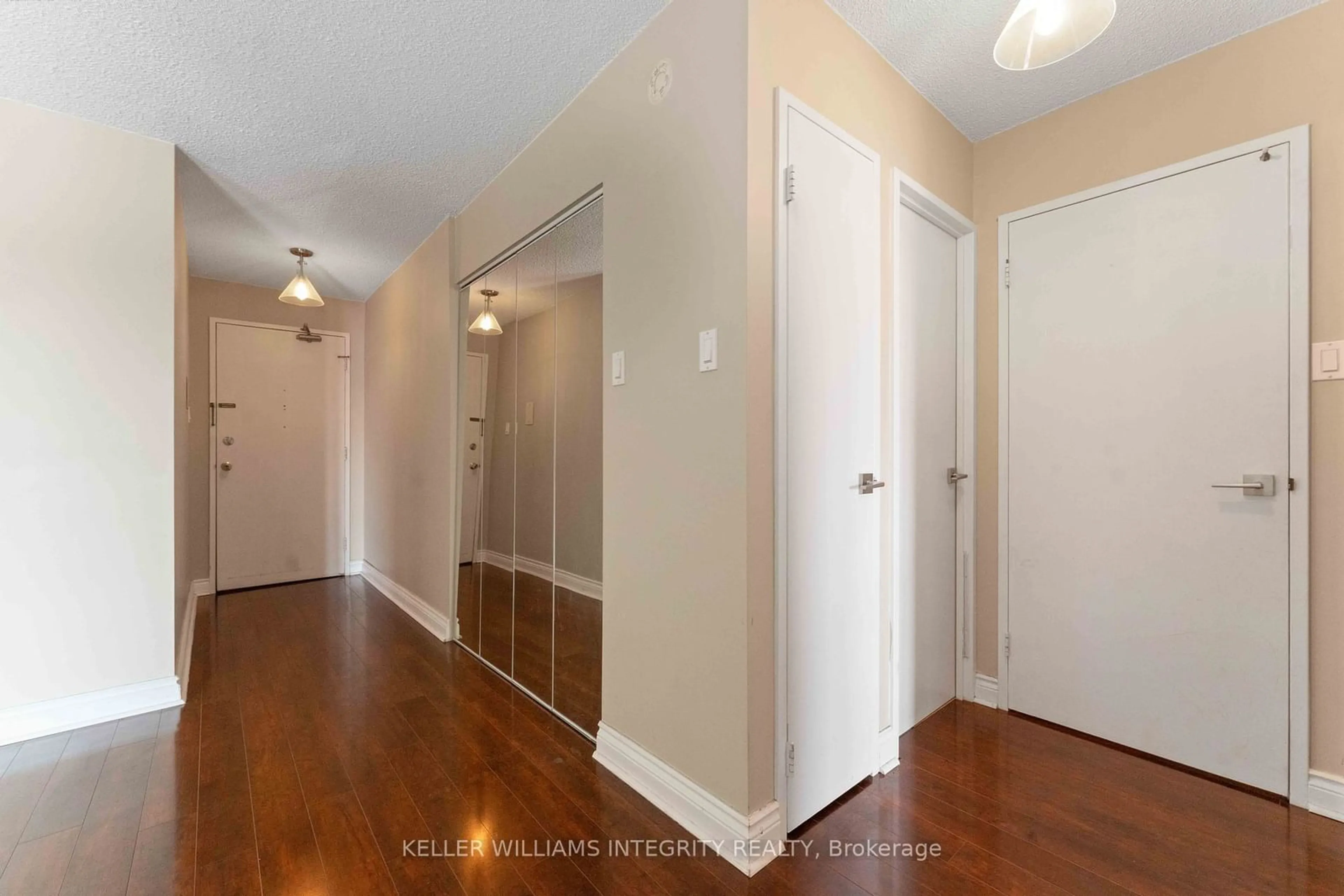 Indoor entryway for 158B MCARTHUR Ave #701, Vanier and Kingsview Park Ontario K1L 8C9