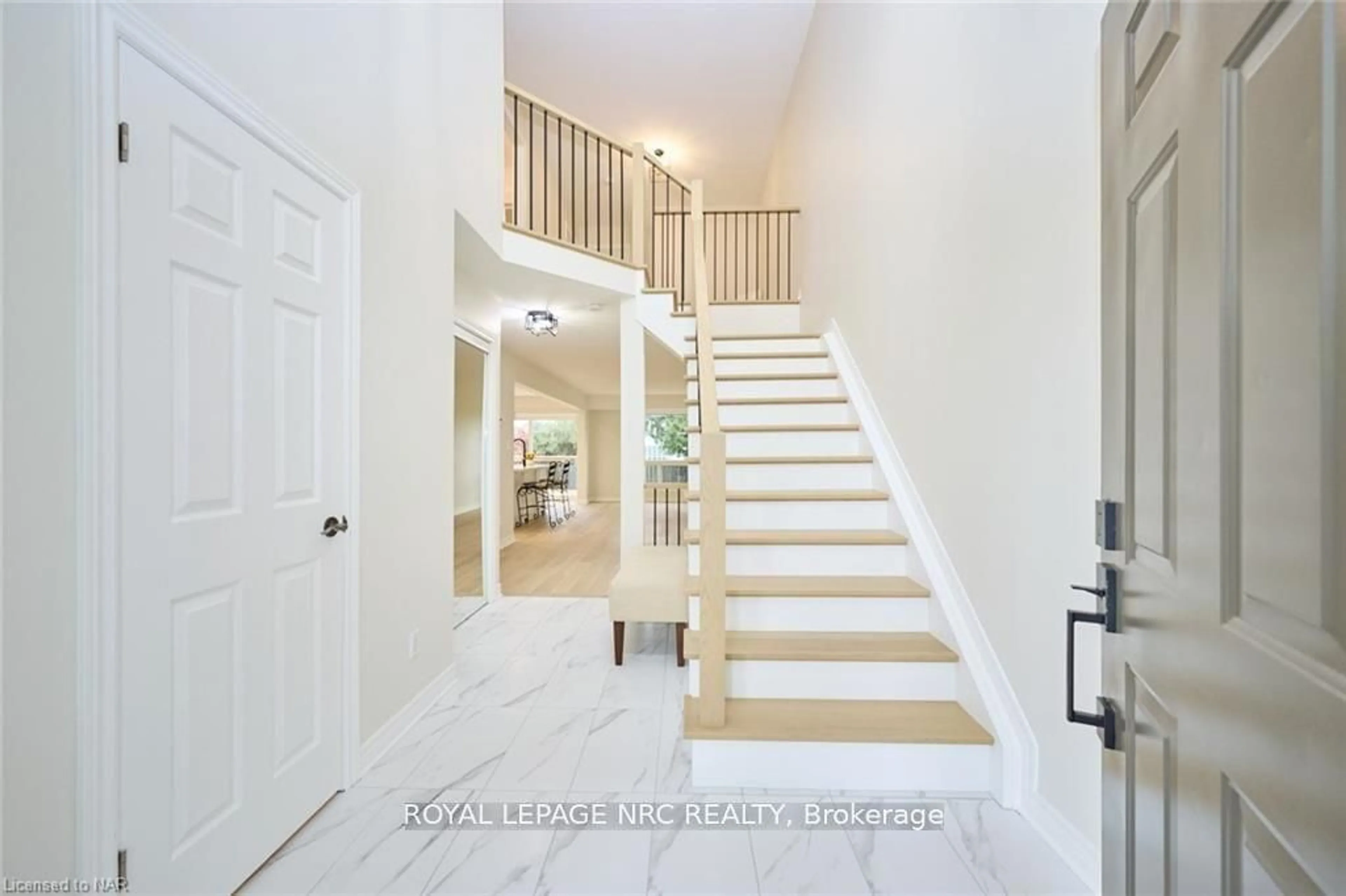 Indoor foyer for 76 Loretta Dr, Niagara-on-the-Lake Ontario L0S 1T0