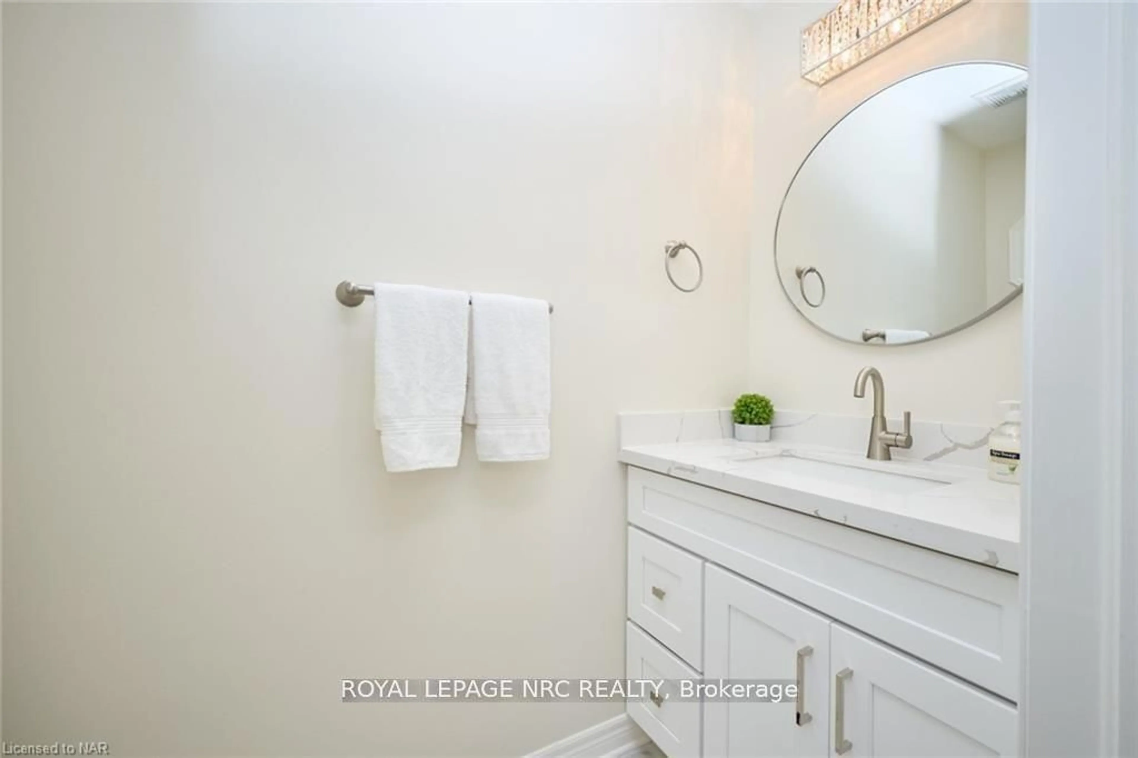 Standard bathroom, ceramic/tile floor for 76 Loretta Dr, Niagara-on-the-Lake Ontario L0S 1T0