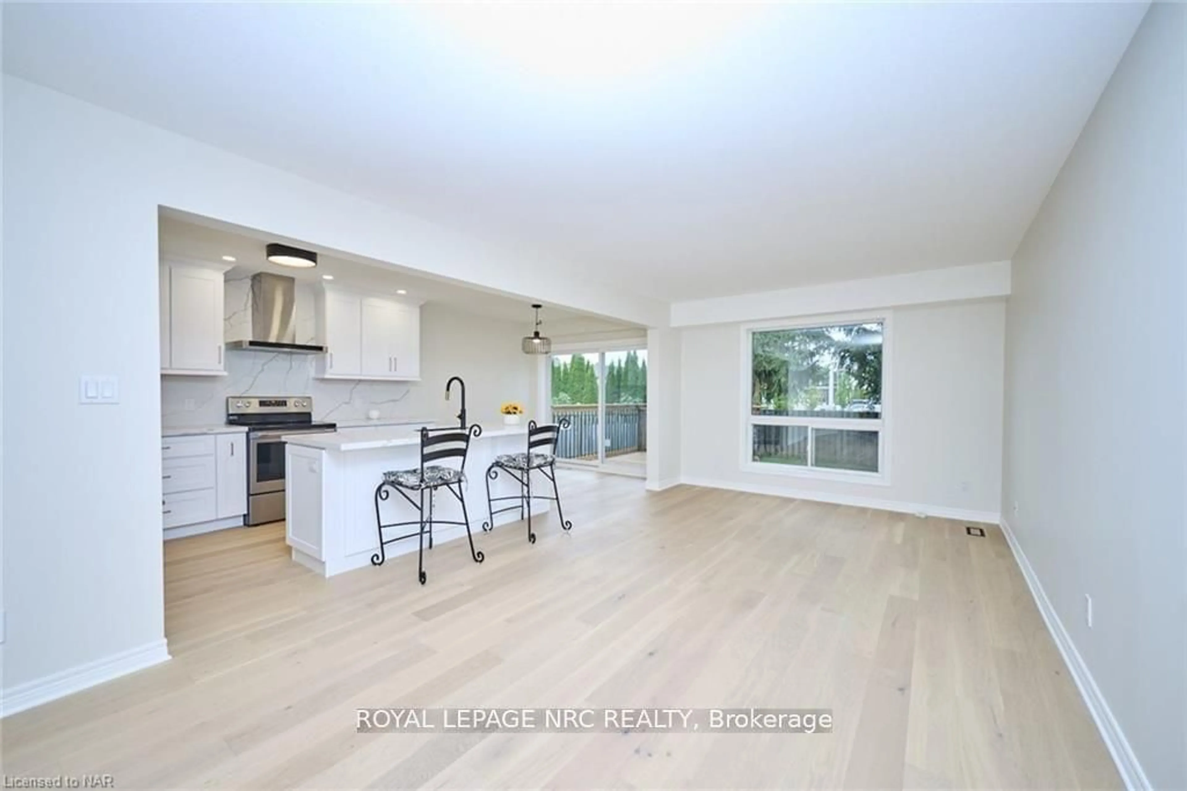 Open concept kitchen, wood/laminate floor for 76 Loretta Dr, Niagara-on-the-Lake Ontario L0S 1T0