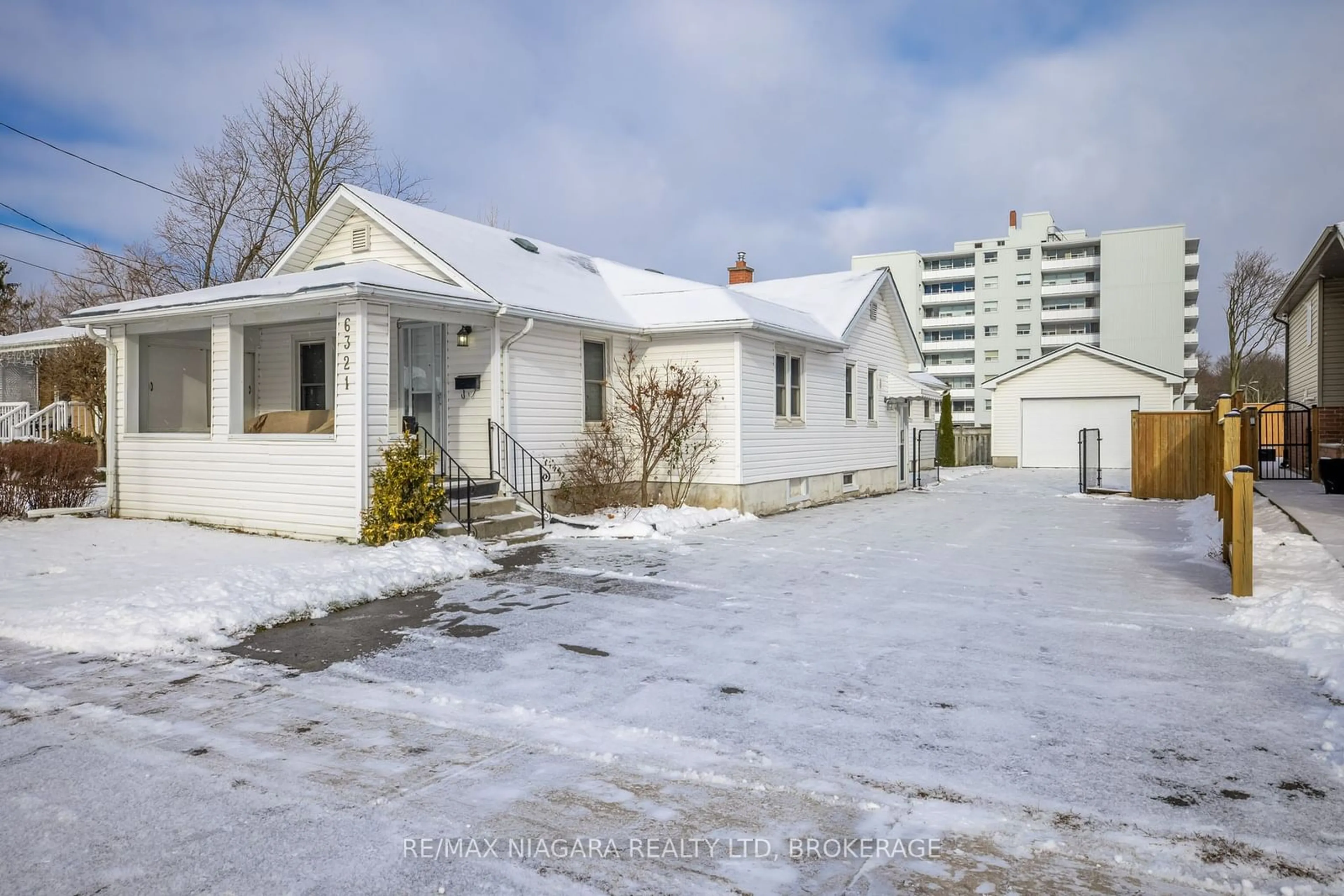 A pic from outside/outdoor area/front of a property/back of a property/a pic from drone, street for 6321 Bellevue St, Niagara Falls Ontario L2E 1Y9