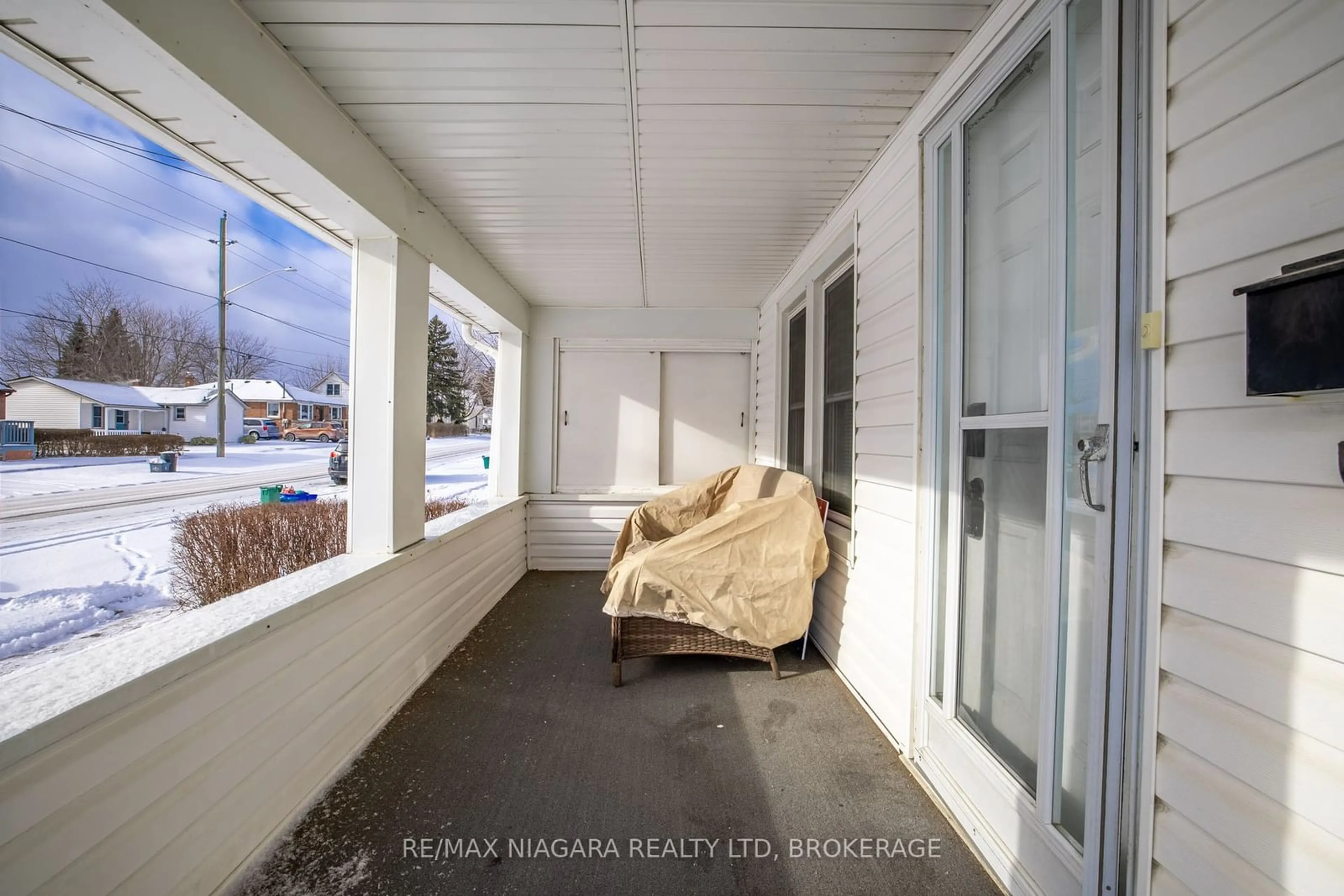 Indoor entryway for 6321 Bellevue St, Niagara Falls Ontario L2E 1Y9