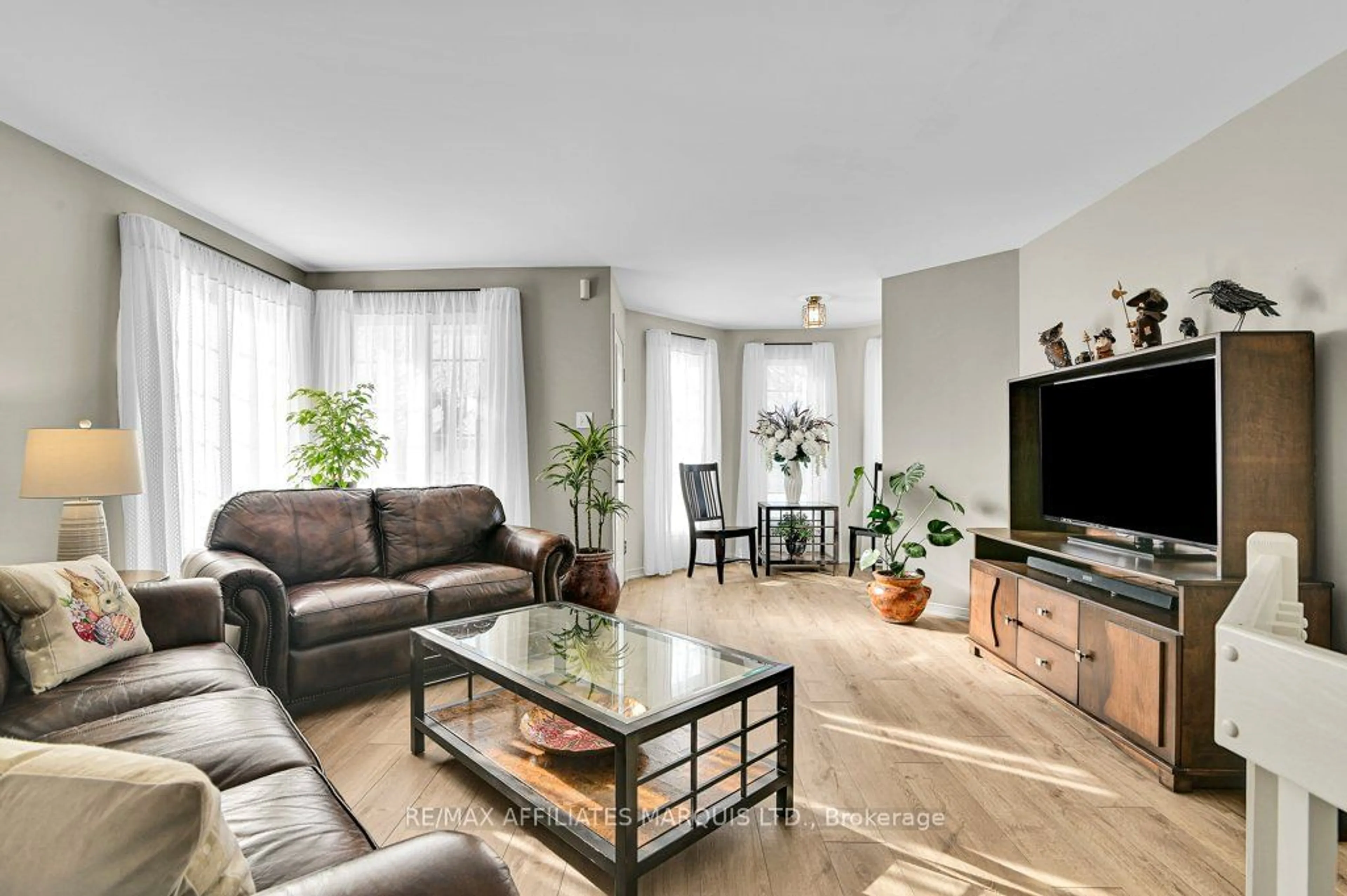 Living room with furniture, unknown for 728 Robin Crt, Cornwall Ontario K6H 7N4