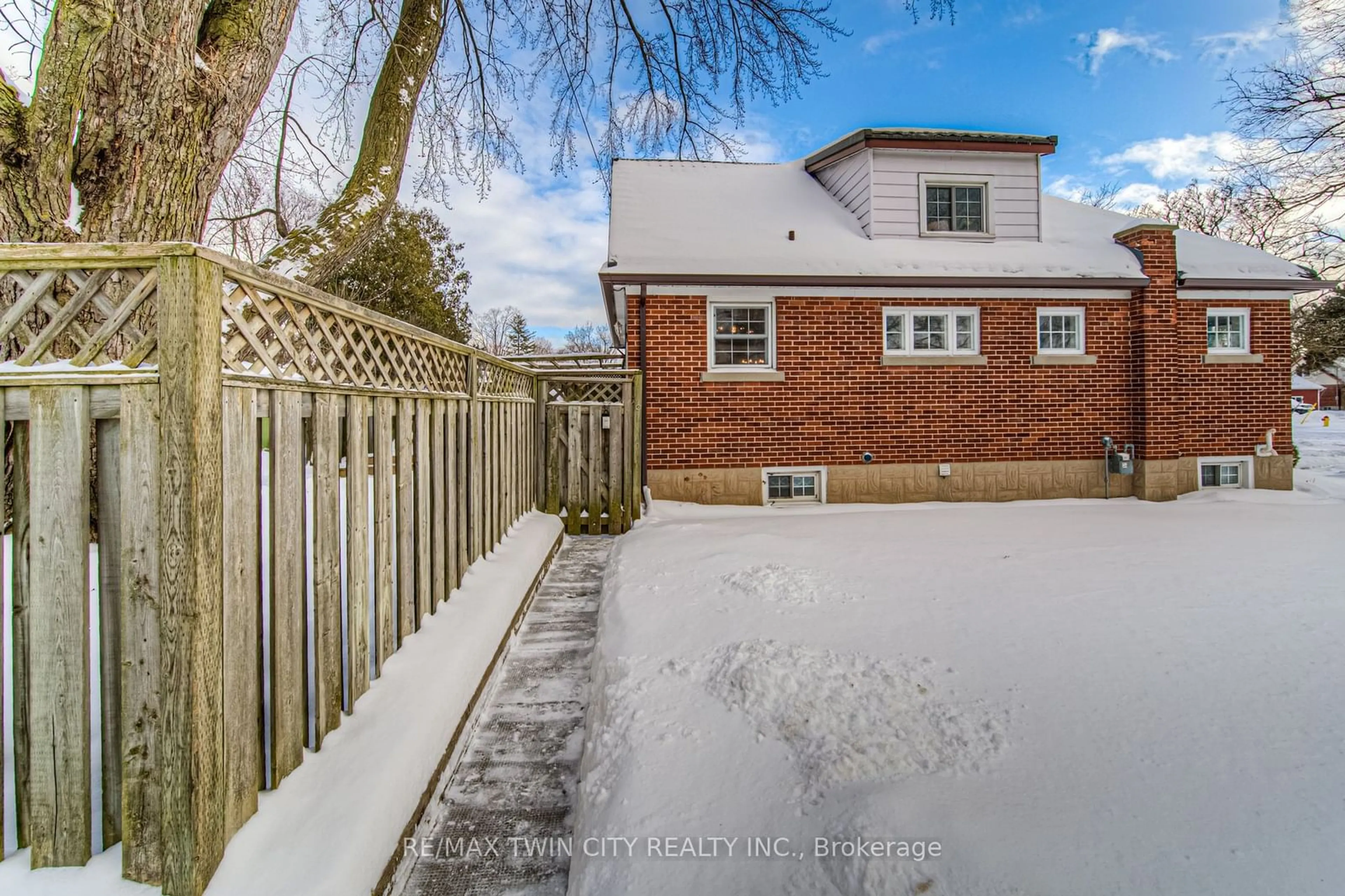 A pic from outside/outdoor area/front of a property/back of a property/a pic from drone, street for 58 Brentwood Ave, Kitchener Ontario N2H 2C8