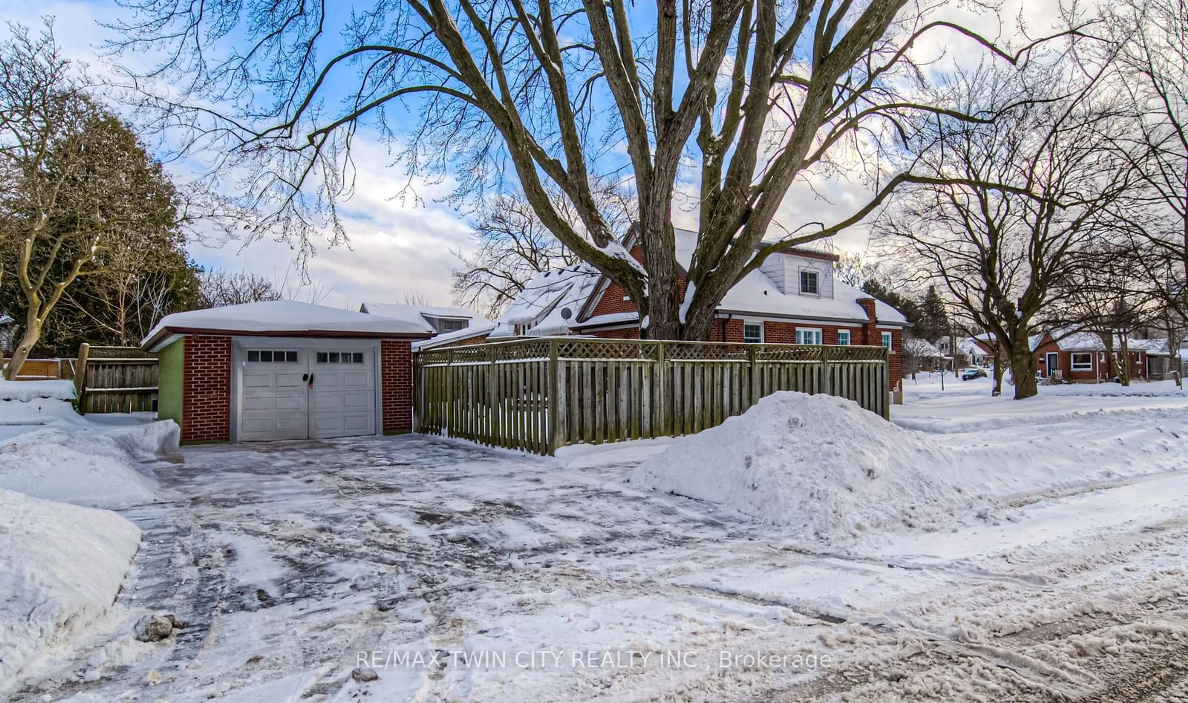 A pic from outside/outdoor area/front of a property/back of a property/a pic from drone, street for 58 Brentwood Ave, Kitchener Ontario N2H 2C8