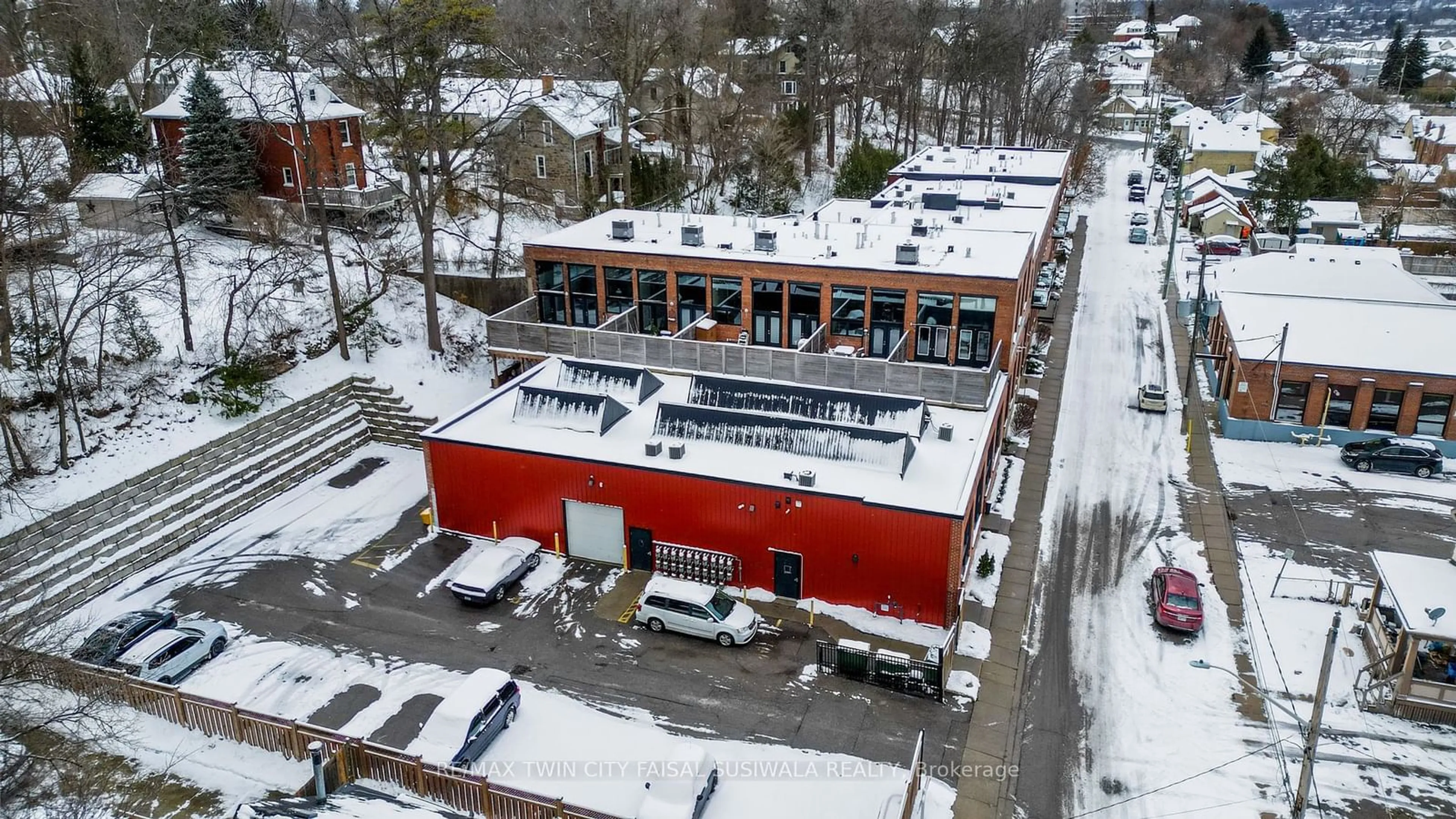 A pic from outside/outdoor area/front of a property/back of a property/a pic from drone, building for 85 Spruce St #112, Cambridge Ontario N1R 4K4