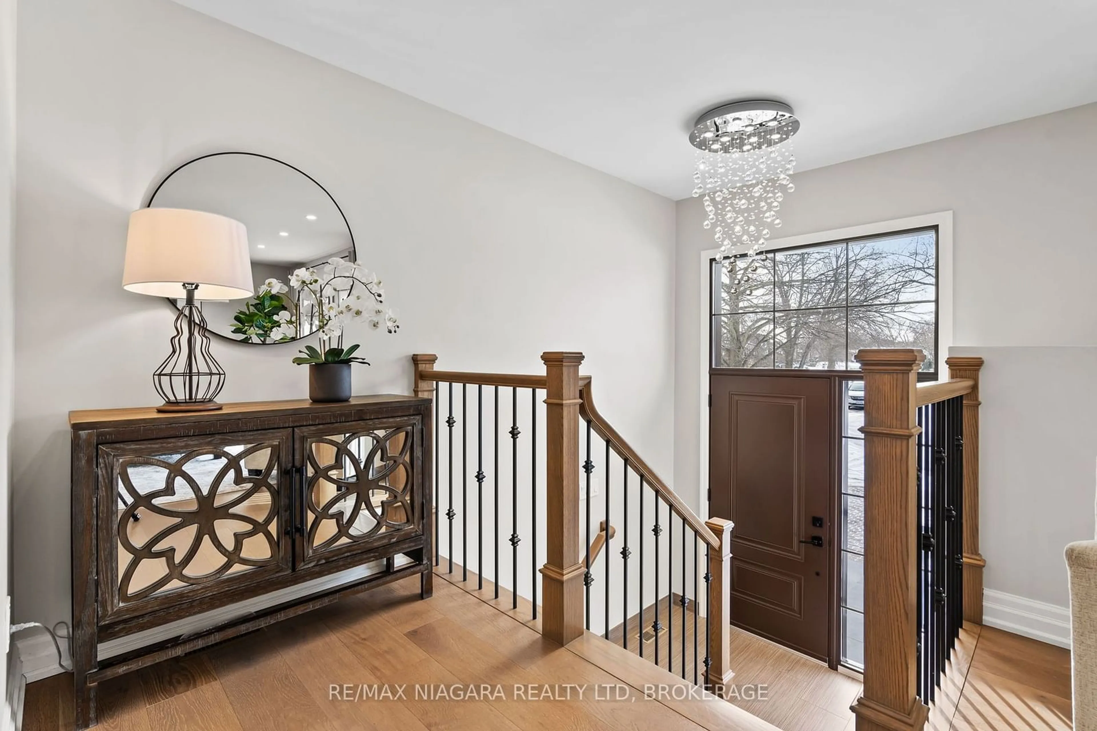 Indoor entryway for 34 DEBORAH Crt, St. Catharines Ontario L2P 3R6