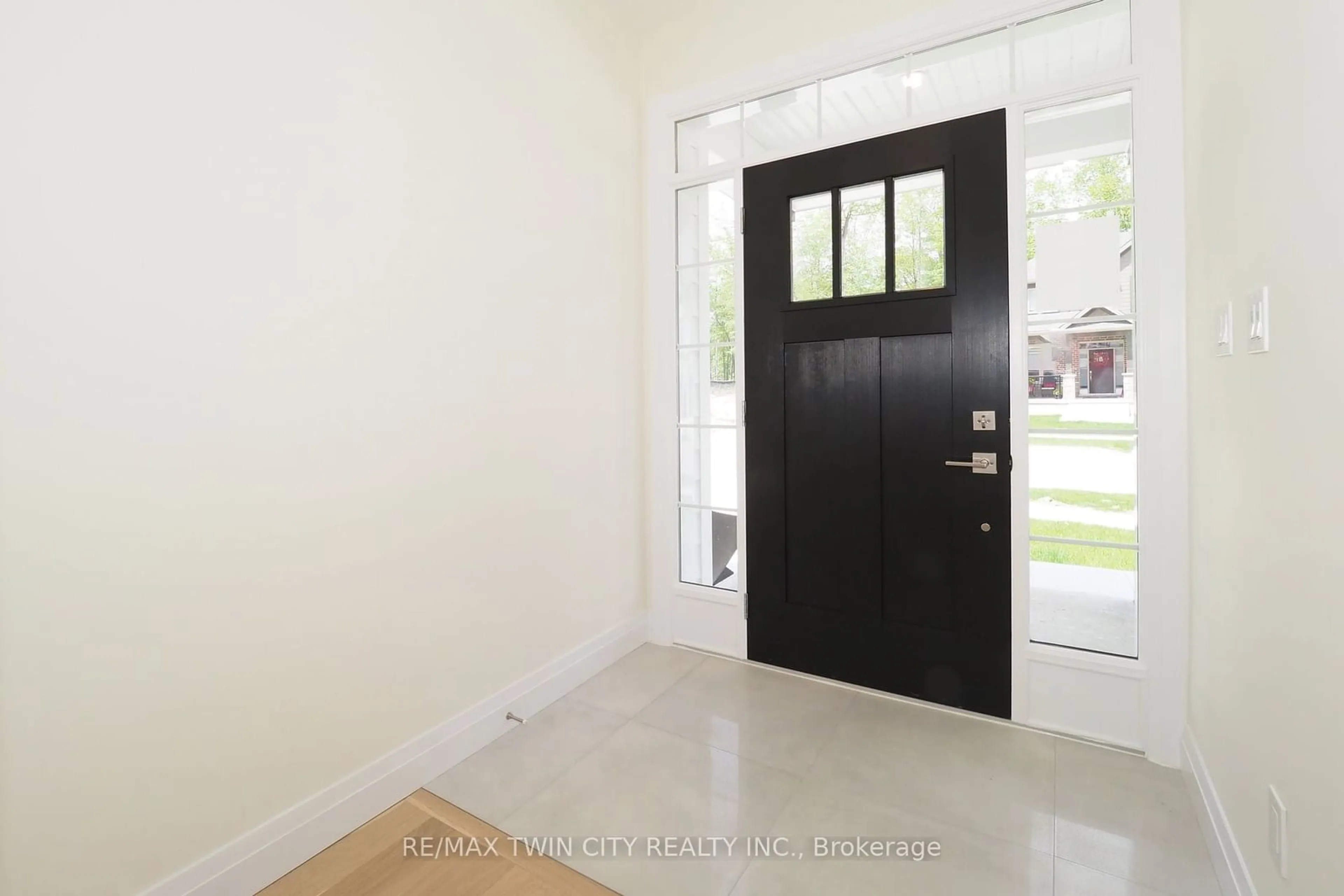 Indoor entryway for 220 JEFFREY Pl, Kitchener Ontario N2C 2T7