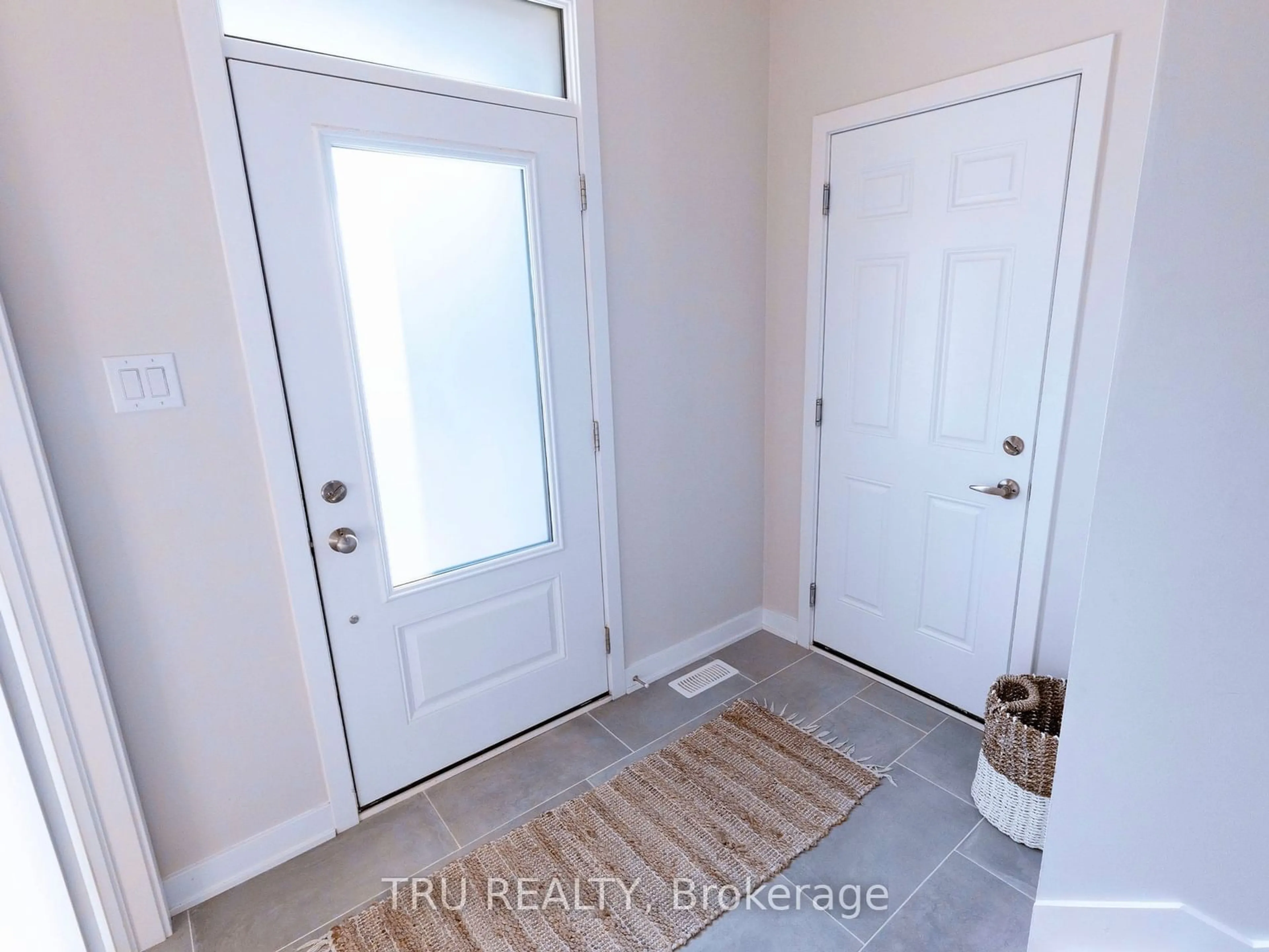 Indoor entryway for 92 Latigo Rdge, Stittsville - Munster - Richmond Ontario K0A 2Z0