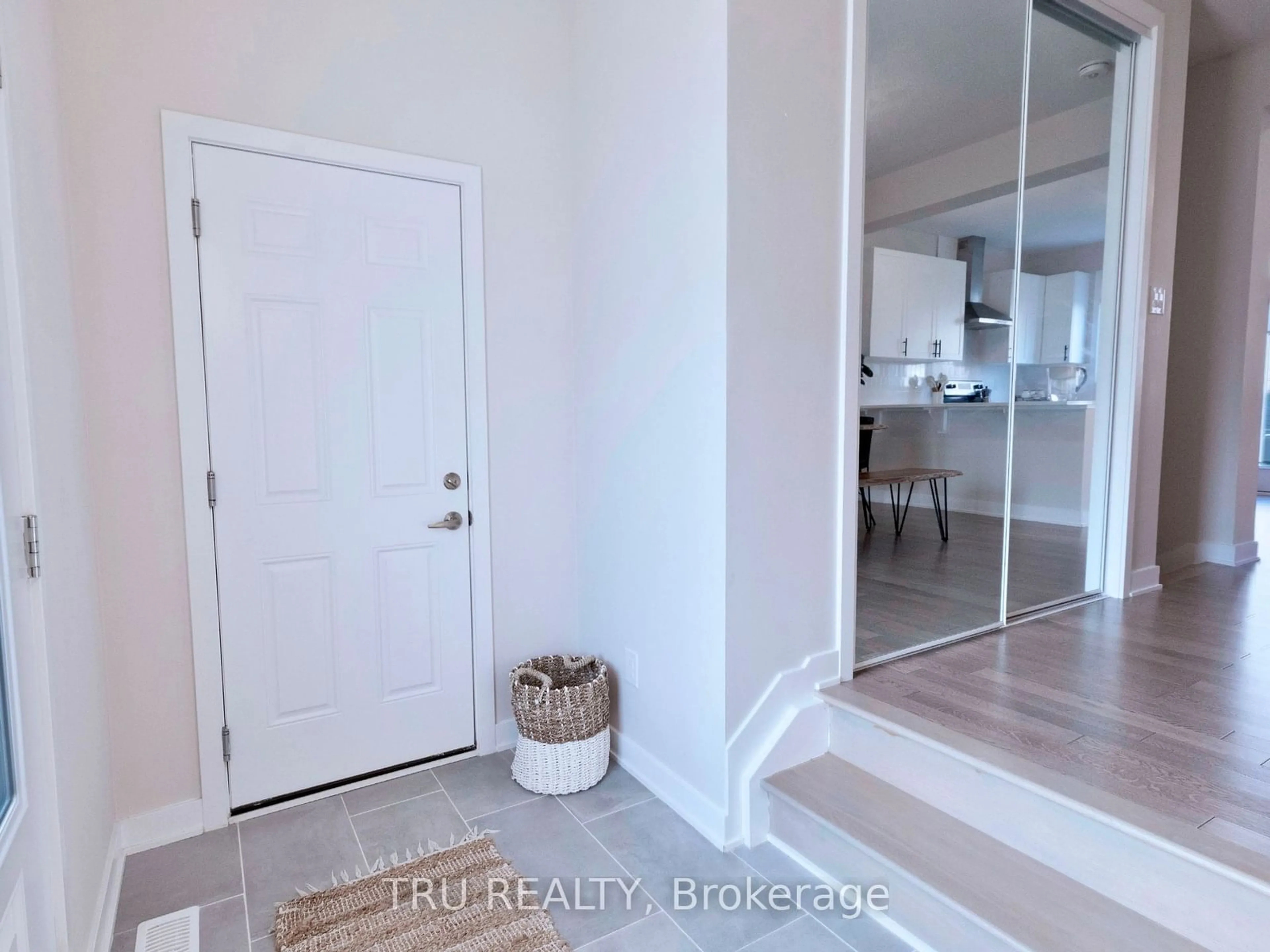 Indoor entryway for 92 Latigo Rdge, Stittsville - Munster - Richmond Ontario K0A 2Z0