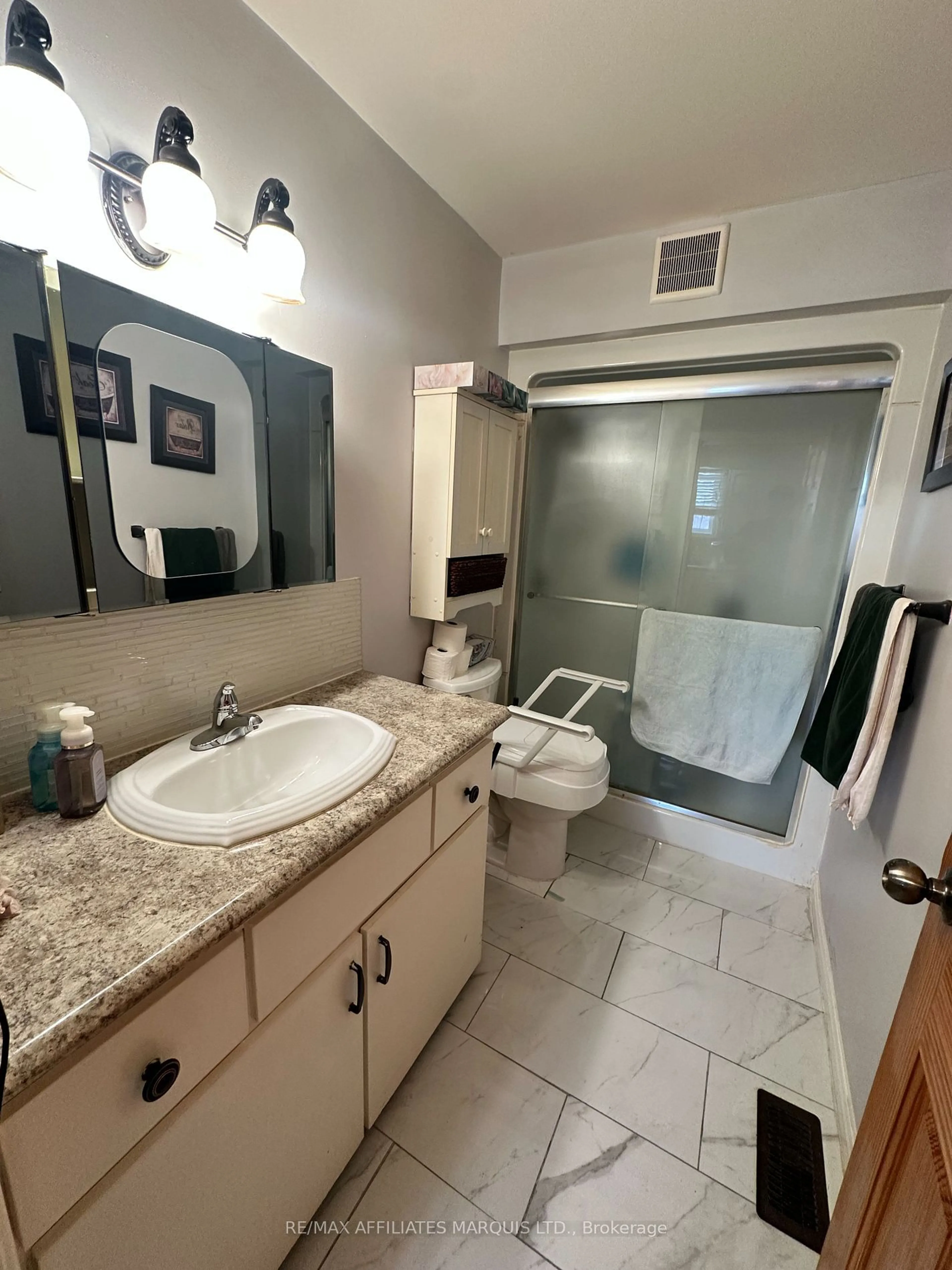 Standard bathroom, ceramic/tile floor for 1223 Cumberland St, Cornwall Ontario K6J 4K6