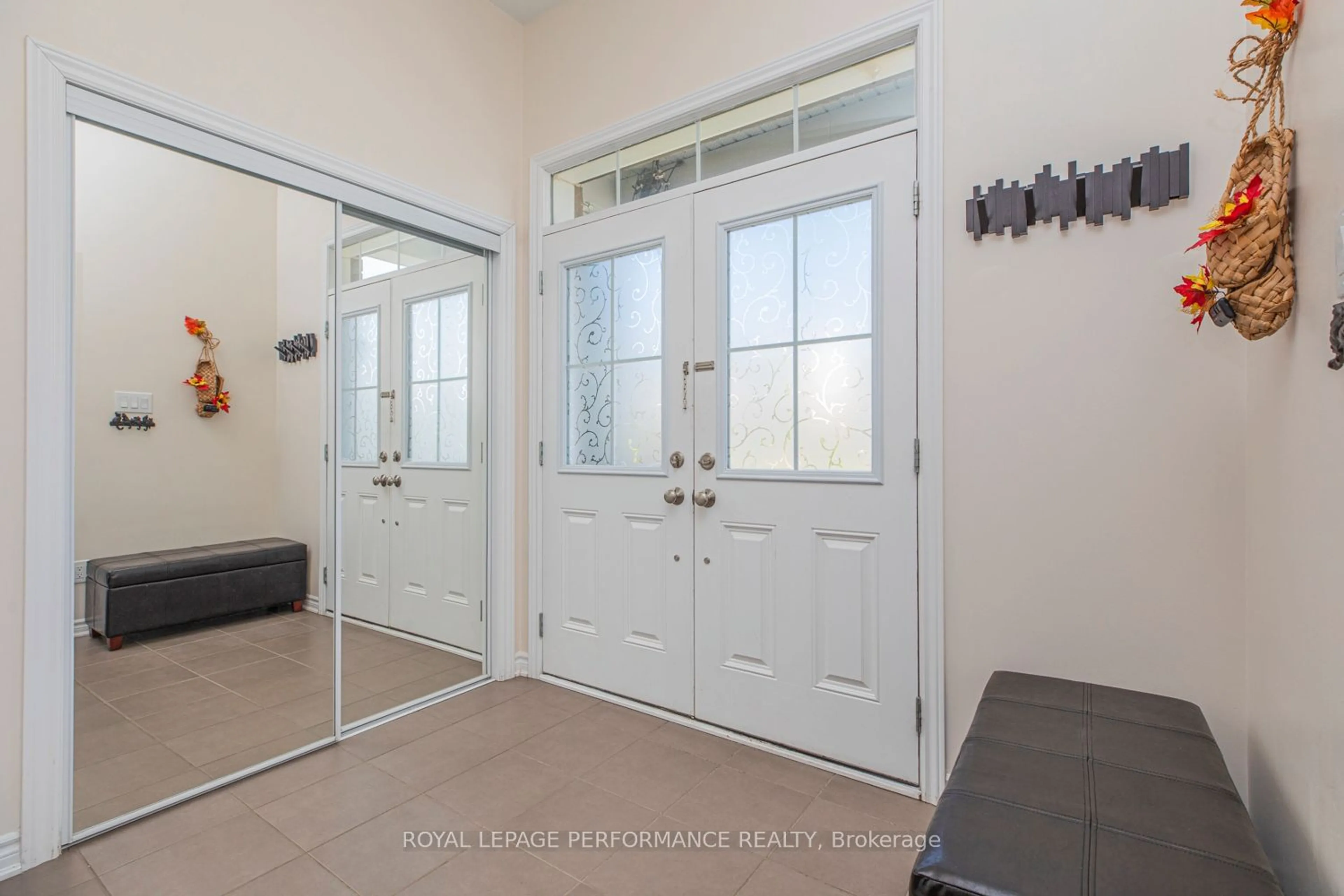 Indoor entryway for 30 Summitview Dr, Kanata Ontario K2M 2V9